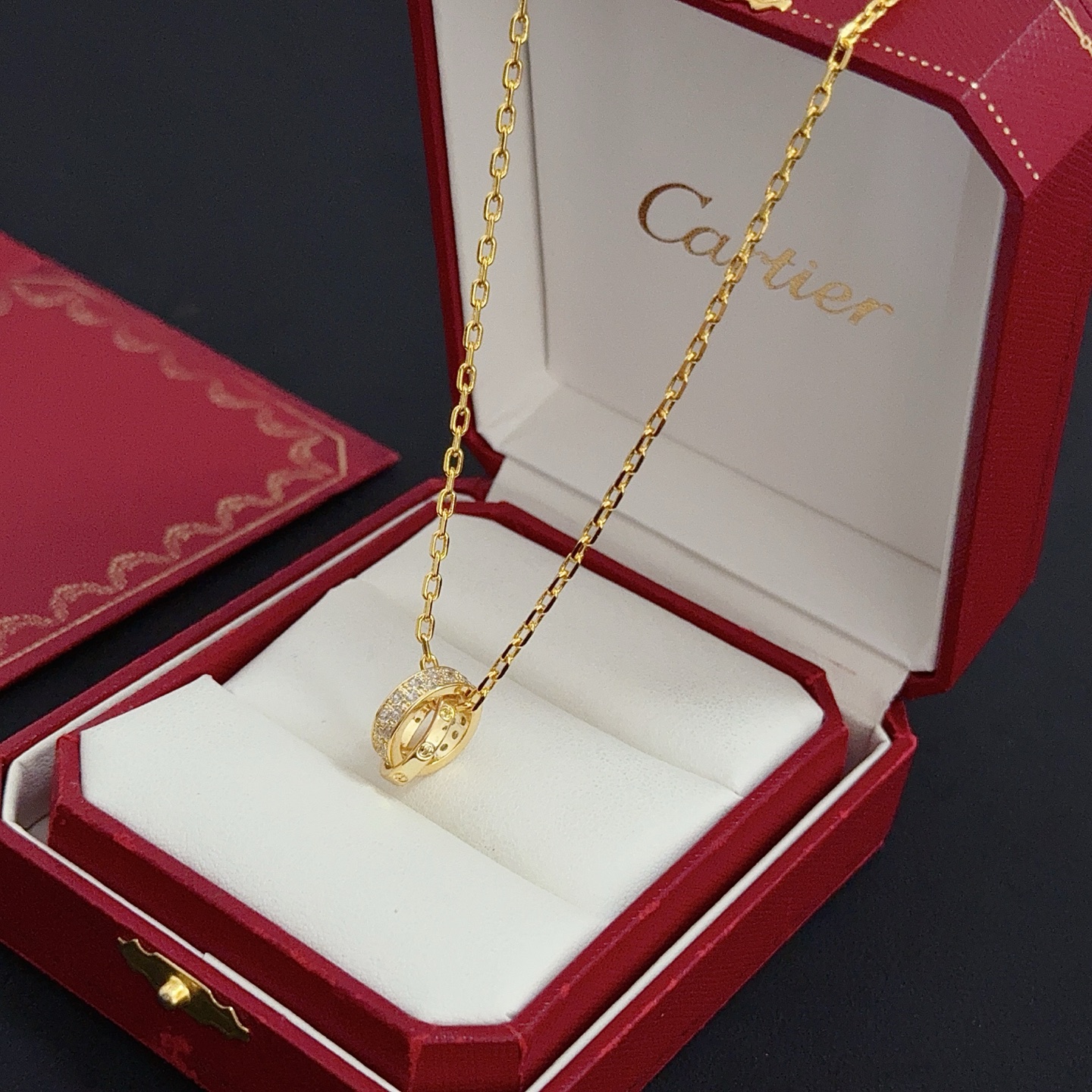 Cartier 卡地亚镶钻项链 高端定制版本 镶嵌钻工艺 V金材质 而 风格 用凌厉线条重构爱情美学 打破常规