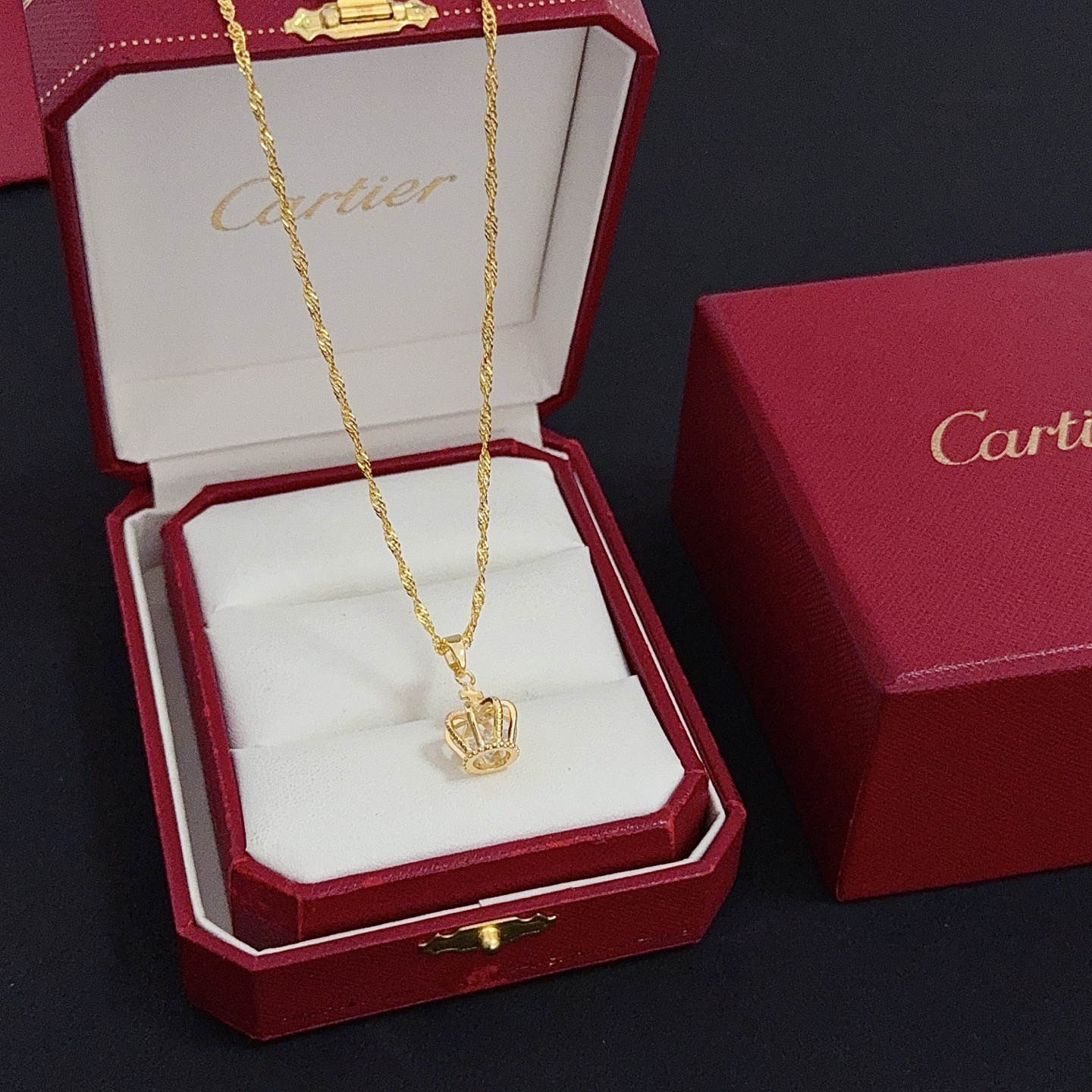 Cartier 卡地亚镶钻项链 高端定制版本 镶嵌钻工艺 V金材质 而 风格 用凌厉线条重构爱情美学 打破常规
