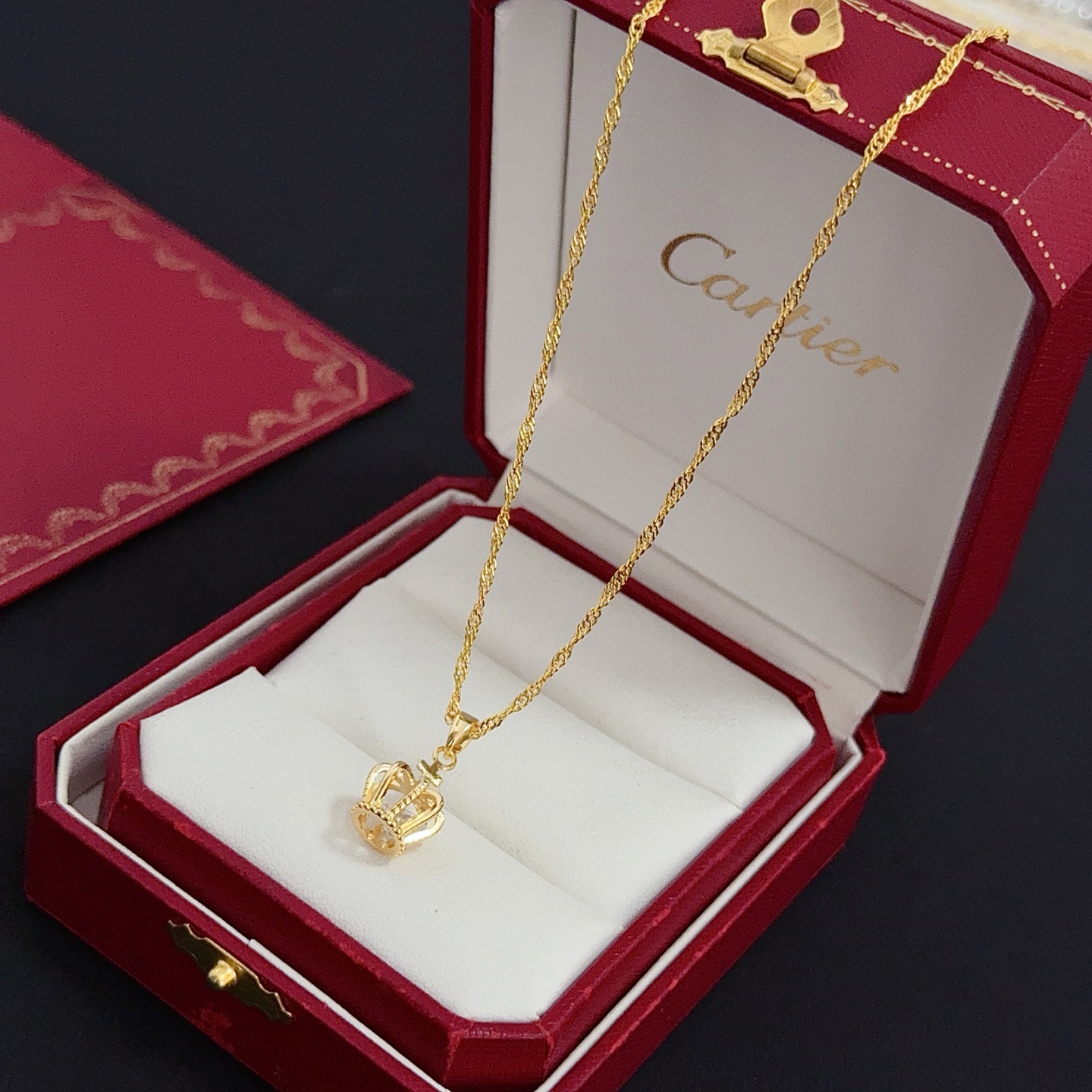 Cartier 卡地亚镶钻项链 高端定制版本 镶嵌钻工艺 V金材质 而 风格 用凌厉线条重构爱情美学 打破常规