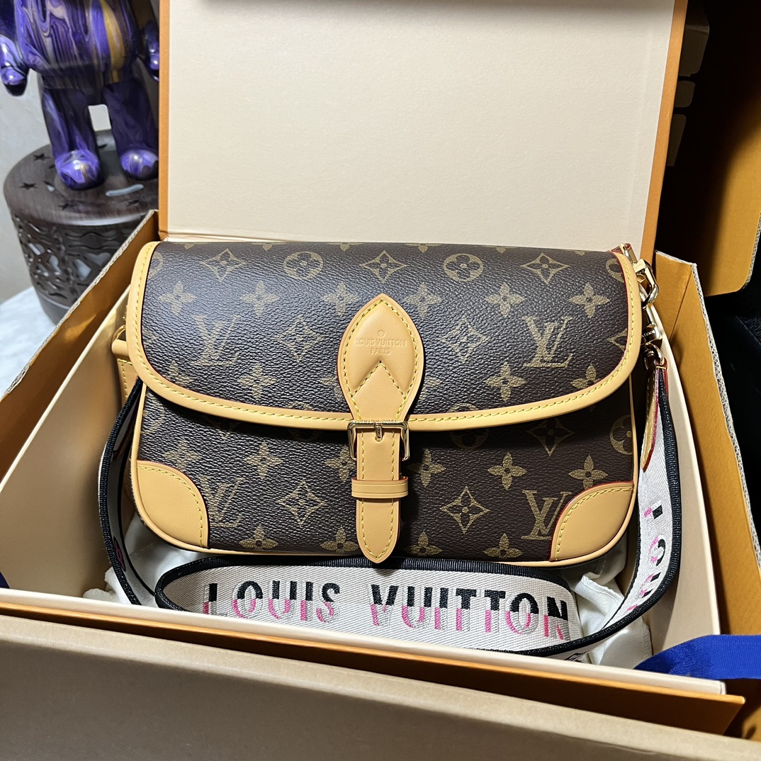 Louis Vuitton LV Diane Top
 Bags Handbags Embroidery M45985