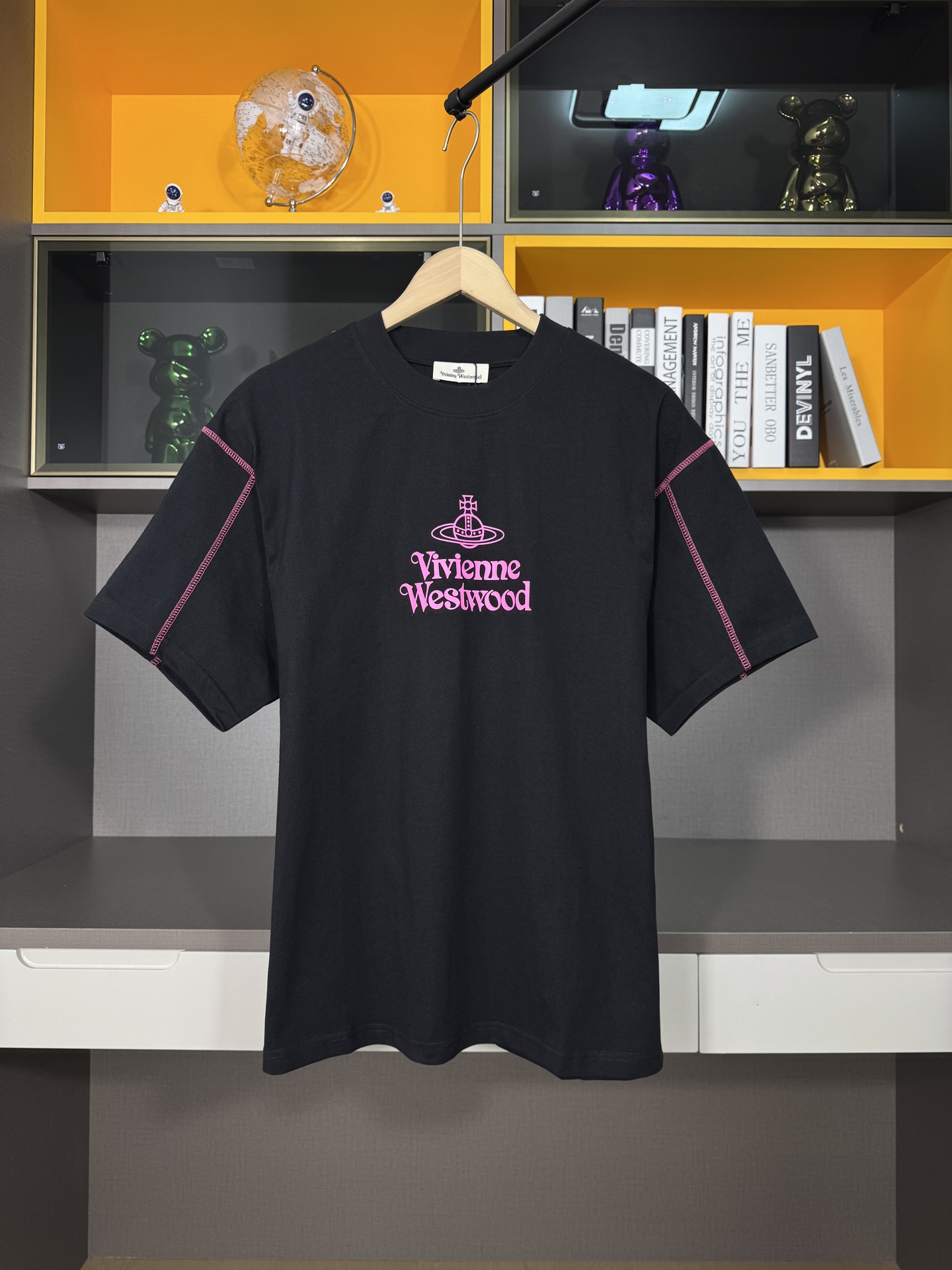 Vivienne Westwood西太后 25ss logo图案印花明线短袖
面料采用高...