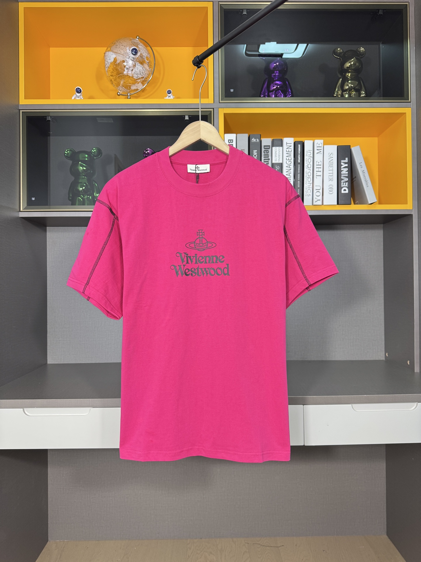 Vivienne Westwood西太后 25ss logo图案印花明线短袖
面料采用高...