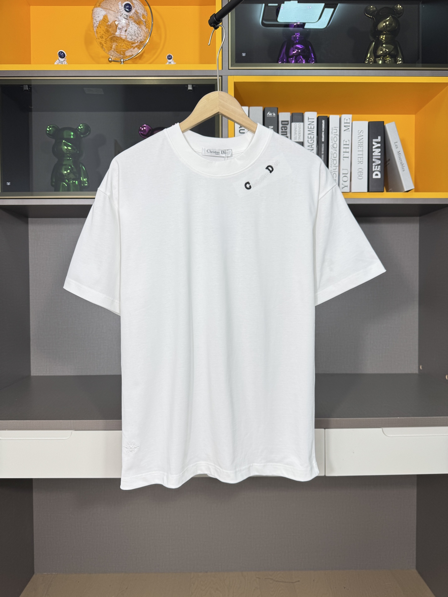 25ss 领口串珠logo蜜蜂刺绣短袖T恤
采用原版280g双纱对版定...