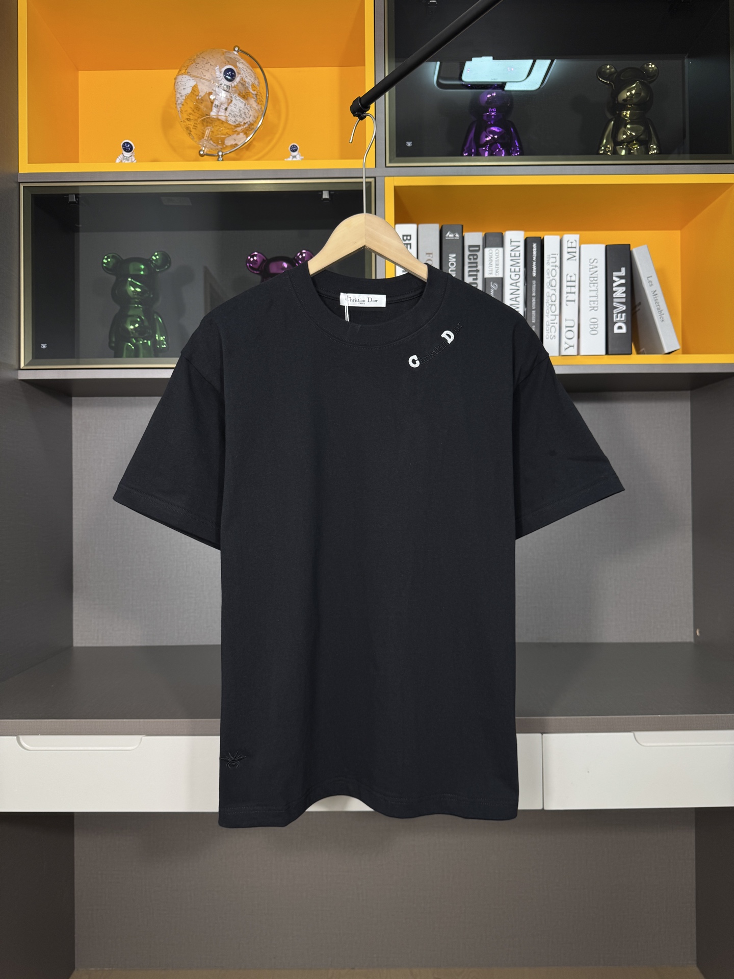 25ss 领口串珠logo蜜蜂刺绣短袖T恤
采用原版280g双纱对版定...