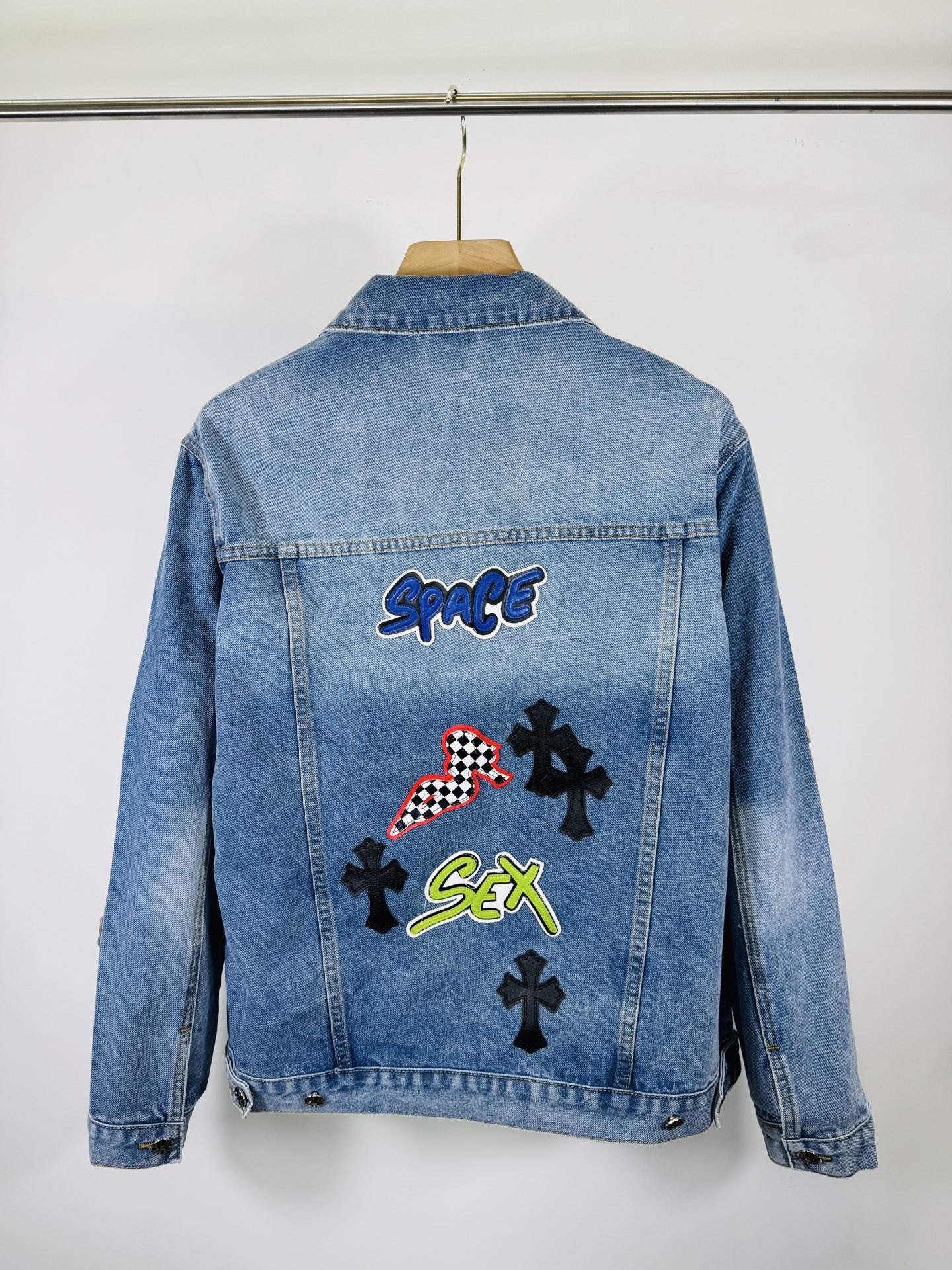 225💰 【顶级版本🐮  实拍无P  区别市场货】

Come Hearts蓝色章仔牛仔外套
网红明星同款 十字架章仔牛仔，独特的十字架设计元素 设计感十足。采用重磅粗支纱100%牛仔棉面料，保证版型挺括硬朗的同时亲肤柔软，舒适透气。翻领银扣设计，质感满满。 经典的十字白色logo布满整件，春夏的满分百搭款！
原版宽松版型  优选高品质纯棉面料  面料花纹高清细腻无毛边 穿着舒适透气  纽扣全部开模定制随性时髦可搭配任意下装  春夏可防风防晒 秋冬外穿都非常可！轻松凹造型 显瘦显高 男女均可完美驾驭！
颜色：蓝色
尺码：S M L XL