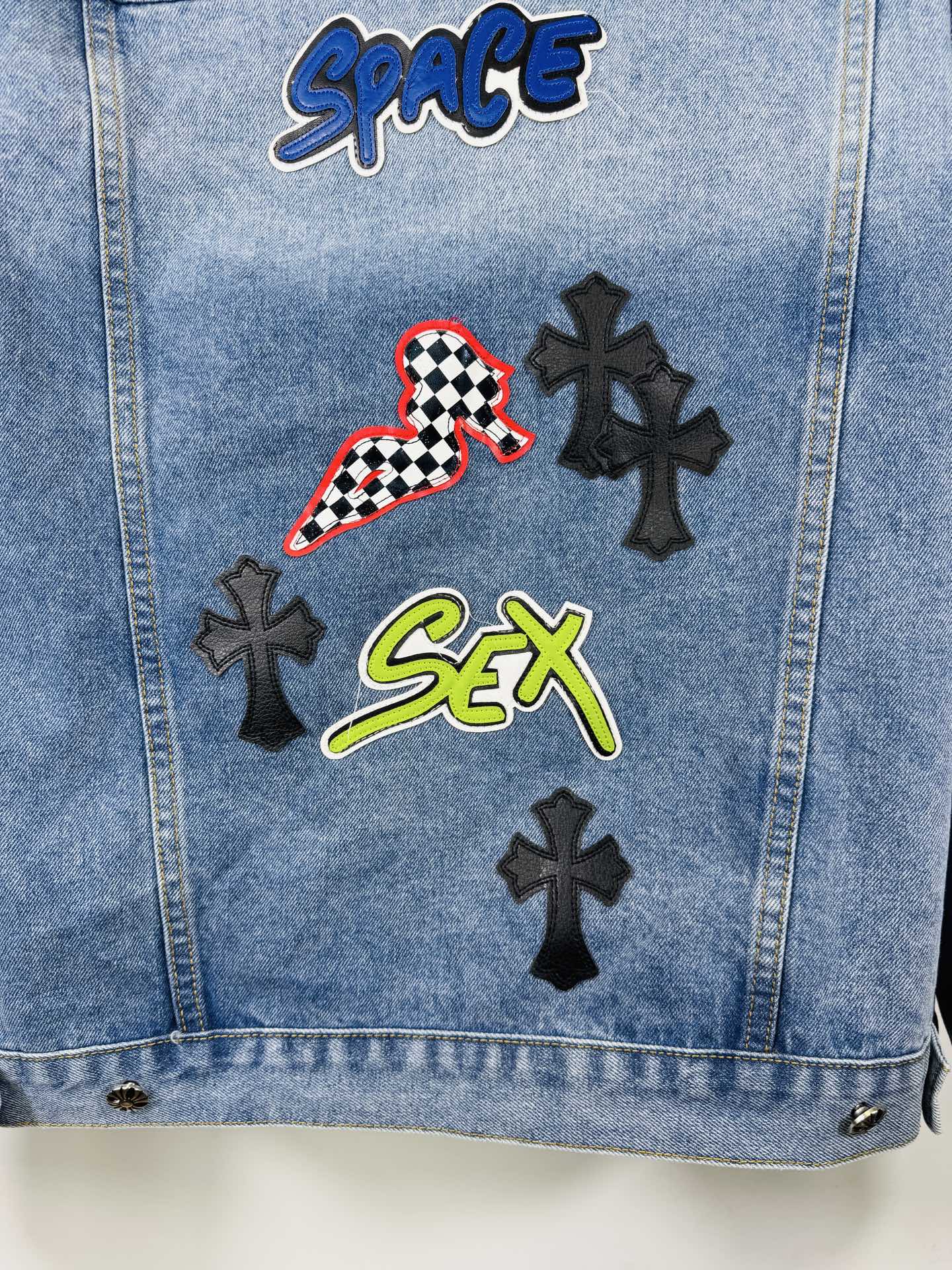 225💰 【顶级版本🐮  实拍无P  区别市场货】

Come Hearts蓝色章仔牛仔外套
网红明星同款 十字架章仔牛仔，独特的十字架设计元素 设计感十足。采用重磅粗支纱100%牛仔棉面料，保证版型挺括硬朗的同时亲肤柔软，舒适透气。翻领银扣设计，质感满满。 经典的十字白色logo布满整件，春夏的满分百搭款！
原版宽松版型  优选高品质纯棉面料  面料花纹高清细腻无毛边 穿着舒适透气  纽扣全部开模定制随性时髦可搭配任意下装  春夏可防风防晒 秋冬外穿都非常可！轻松凹造型 显瘦显高 男女均可完美驾驭！
颜色：蓝色
尺码：S M L XL