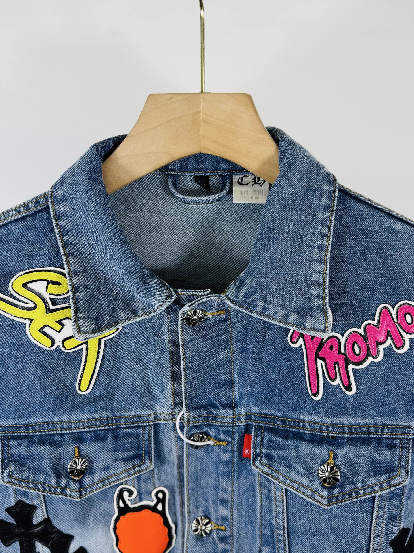 225💰 【顶级版本🐮  实拍无P  区别市场货】

Come Hearts蓝色章仔牛仔外套
网红明星同款 十字架章仔牛仔，独特的十字架设计元素 设计感十足。采用重磅粗支纱100%牛仔棉面料，保证版型挺括硬朗的同时亲肤柔软，舒适透气。翻领银扣设计，质感满满。 经典的十字白色logo布满整件，春夏的满分百搭款！
原版宽松版型  优选高品质纯棉面料  面料花纹高清细腻无毛边 穿着舒适透气  纽扣全部开模定制随性时髦可搭配任意下装  春夏可防风防晒 秋冬外穿都非常可！轻松凹造型 显瘦显高 男女均可完美驾驭！
颜色：蓝色
尺码：S M L XL