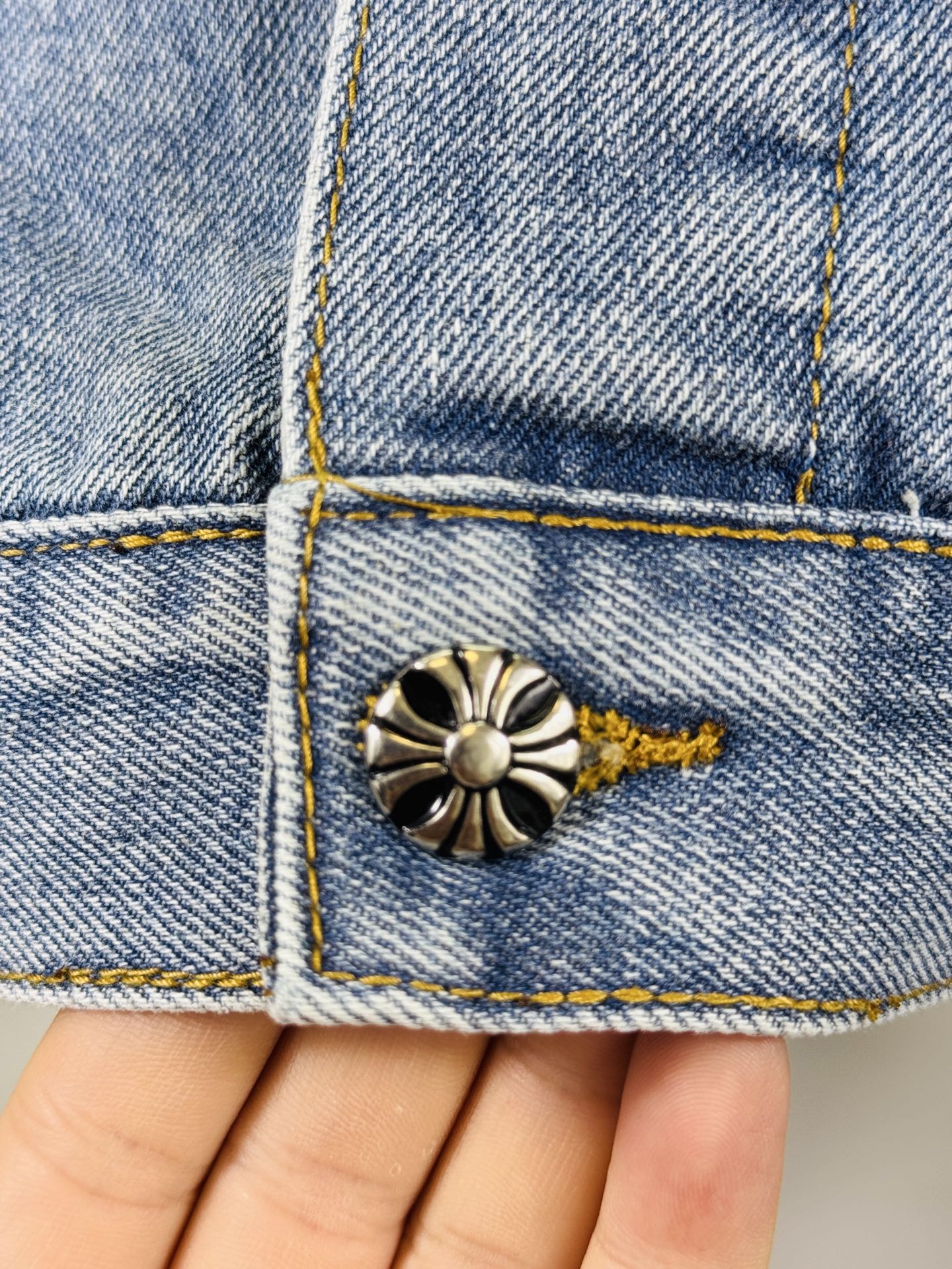 225💰 【顶级版本🐮  实拍无P  区别市场货】

Come Hearts蓝色章仔牛仔外套
网红明星同款 十字架章仔牛仔，独特的十字架设计元素 设计感十足。采用重磅粗支纱100%牛仔棉面料，保证版型挺括硬朗的同时亲肤柔软，舒适透气。翻领银扣设计，质感满满。 经典的十字白色logo布满整件，春夏的满分百搭款！
原版宽松版型  优选高品质纯棉面料  面料花纹高清细腻无毛边 穿着舒适透气  纽扣全部开模定制随性时髦可搭配任意下装  春夏可防风防晒 秋冬外穿都非常可！轻松凹造型 显瘦显高 男女均可完美驾驭！
颜色：蓝色
尺码：S M L XL