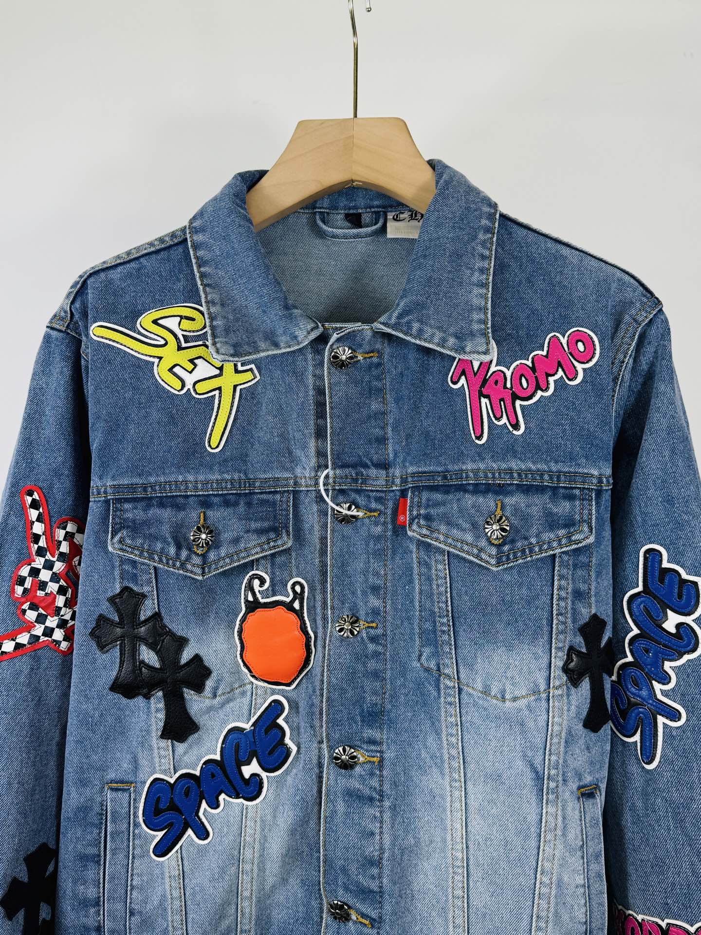 225💰 【顶级版本🐮  实拍无P  区别市场货】

Come Hearts蓝色章仔牛仔外套
网红明星同款 十字架章仔牛仔，独特的十字架设计元素 设计感十足。采用重磅粗支纱100%牛仔棉面料，保证版型挺括硬朗的同时亲肤柔软，舒适透气。翻领银扣设计，质感满满。 经典的十字白色logo布满整件，春夏的满分百搭款！
原版宽松版型  优选高品质纯棉面料  面料花纹高清细腻无毛边 穿着舒适透气  纽扣全部开模定制随性时髦可搭配任意下装  春夏可防风防晒 秋冬外穿都非常可！轻松凹造型 显瘦显高 男女均可完美驾驭！
颜色：蓝色
尺码：S M L XL