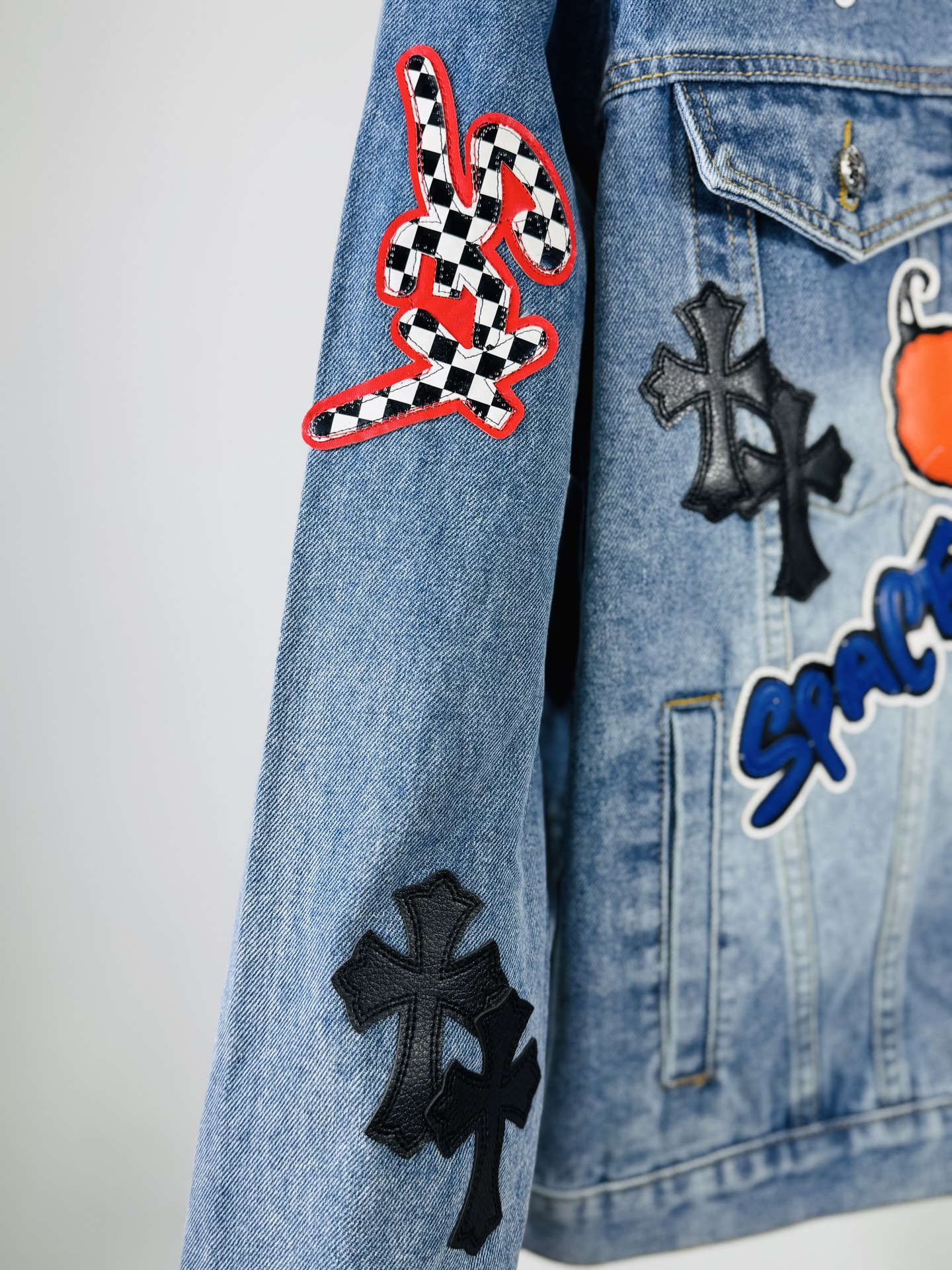 225💰 【顶级版本🐮  实拍无P  区别市场货】

Come Hearts蓝色章仔牛仔外套
网红明星同款 十字架章仔牛仔，独特的十字架设计元素 设计感十足。采用重磅粗支纱100%牛仔棉面料，保证版型挺括硬朗的同时亲肤柔软，舒适透气。翻领银扣设计，质感满满。 经典的十字白色logo布满整件，春夏的满分百搭款！
原版宽松版型  优选高品质纯棉面料  面料花纹高清细腻无毛边 穿着舒适透气  纽扣全部开模定制随性时髦可搭配任意下装  春夏可防风防晒 秋冬外穿都非常可！轻松凹造型 显瘦显高 男女均可完美驾驭！
颜色：蓝色
尺码：S M L XL