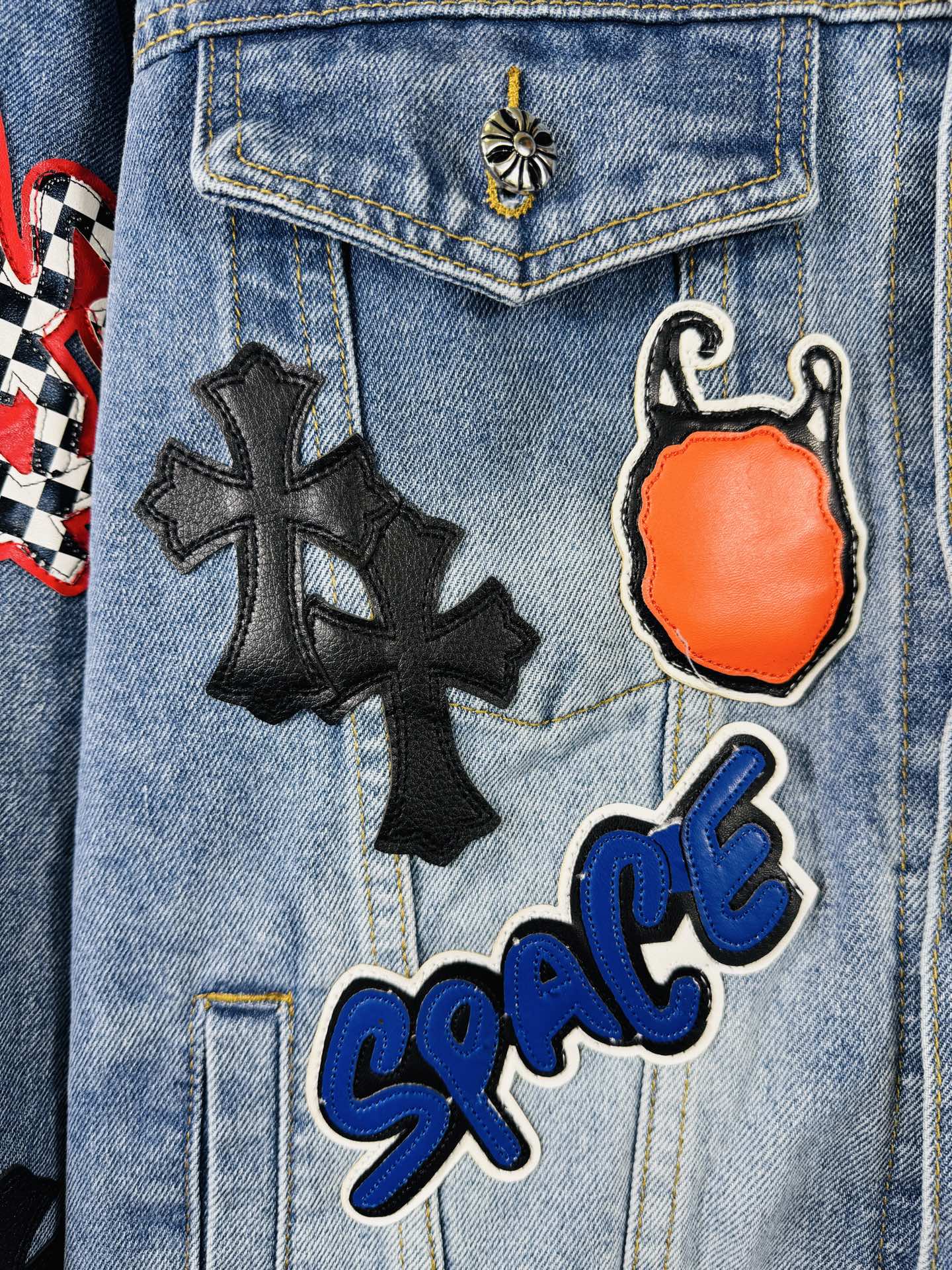 225💰 【顶级版本🐮  实拍无P  区别市场货】

Come Hearts蓝色章仔牛仔外套
网红明星同款 十字架章仔牛仔，独特的十字架设计元素 设计感十足。采用重磅粗支纱100%牛仔棉面料，保证版型挺括硬朗的同时亲肤柔软，舒适透气。翻领银扣设计，质感满满。 经典的十字白色logo布满整件，春夏的满分百搭款！
原版宽松版型  优选高品质纯棉面料  面料花纹高清细腻无毛边 穿着舒适透气  纽扣全部开模定制随性时髦可搭配任意下装  春夏可防风防晒 秋冬外穿都非常可！轻松凹造型 显瘦显高 男女均可完美驾驭！
颜色：蓝色
尺码：S M L XL