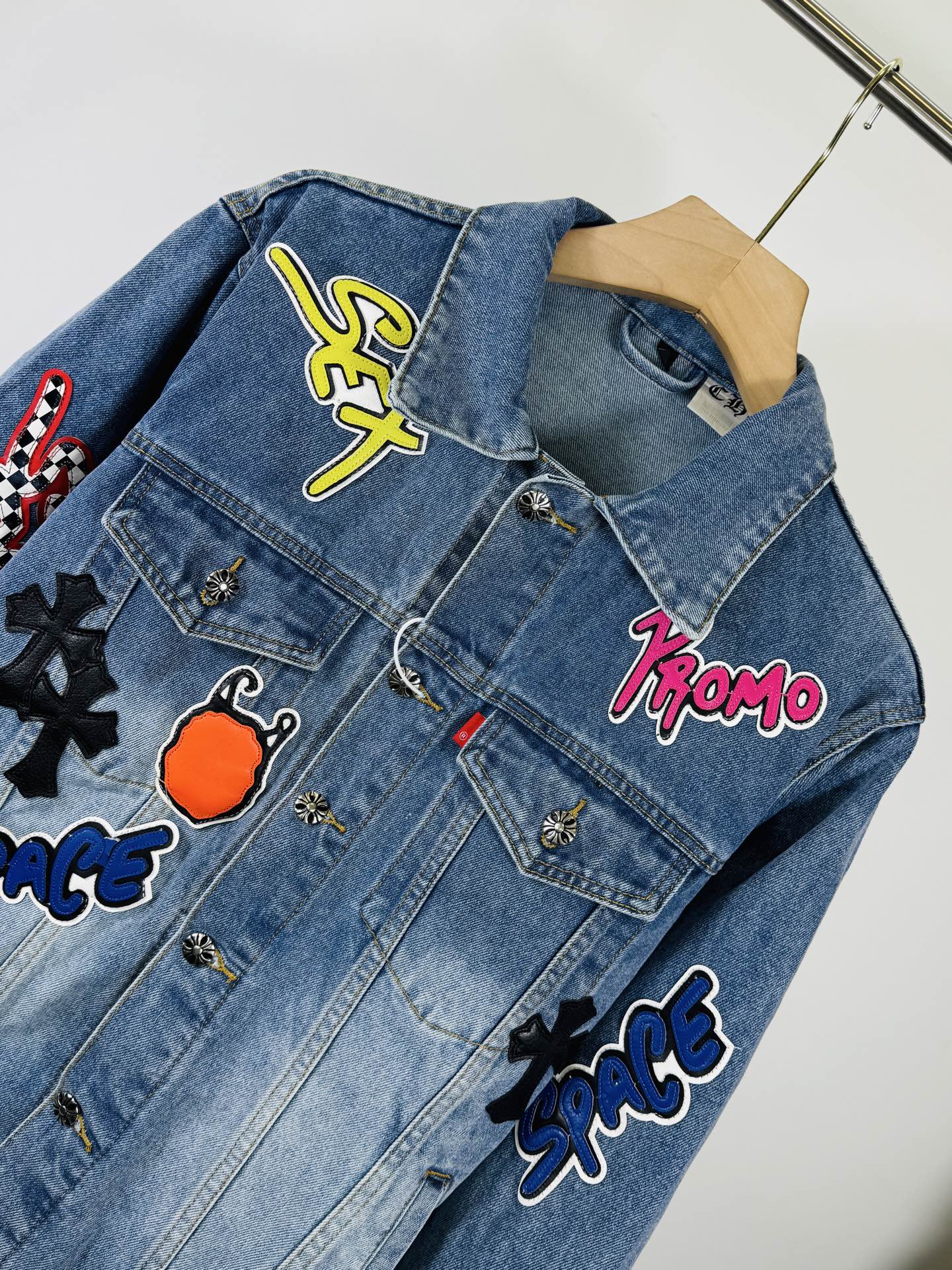 225💰 【顶级版本🐮  实拍无P  区别市场货】

Come Hearts蓝色章仔牛仔外套
网红明星同款 十字架章仔牛仔，独特的十字架设计元素 设计感十足。采用重磅粗支纱100%牛仔棉面料，保证版型挺括硬朗的同时亲肤柔软，舒适透气。翻领银扣设计，质感满满。 经典的十字白色logo布满整件，春夏的满分百搭款！
原版宽松版型  优选高品质纯棉面料  面料花纹高清细腻无毛边 穿着舒适透气  纽扣全部开模定制随性时髦可搭配任意下装  春夏可防风防晒 秋冬外穿都非常可！轻松凹造型 显瘦显高 男女均可完美驾驭！
颜色：蓝色
尺码：S M L XL