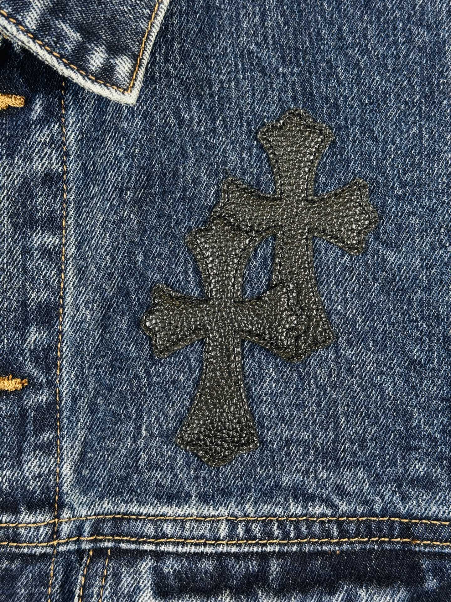 💰P275 (区别市场通货，实拍无P，还原真实）

Come HeartsCH十字标贴皮情侣款水洗牛仔.

超级无敌大爆款驾到 这个天气最好的单品酷酷Oversize风 经典的十字白色logo布满整件，背后的十字架大皮标更是点睛之笔，大方中充满个性，毫不浮夸，春夏的满分百搭款！采用重磅粗支纱100%牛仔棉面料重工水洗，在保证版型挺括硬朗的同时亲肤舒适透气，梵文字母高密度刺绣超精致，原版开模定制纽扣 十字架大皮标 当家银饰细节，尽显奢华！休闲宽松版型，慵懒随意，男女同款，随意搭配阔腿裤都很潮流，重点是百搭，春秋可做超惊艳，
尺码：SMLXL
款号：3017