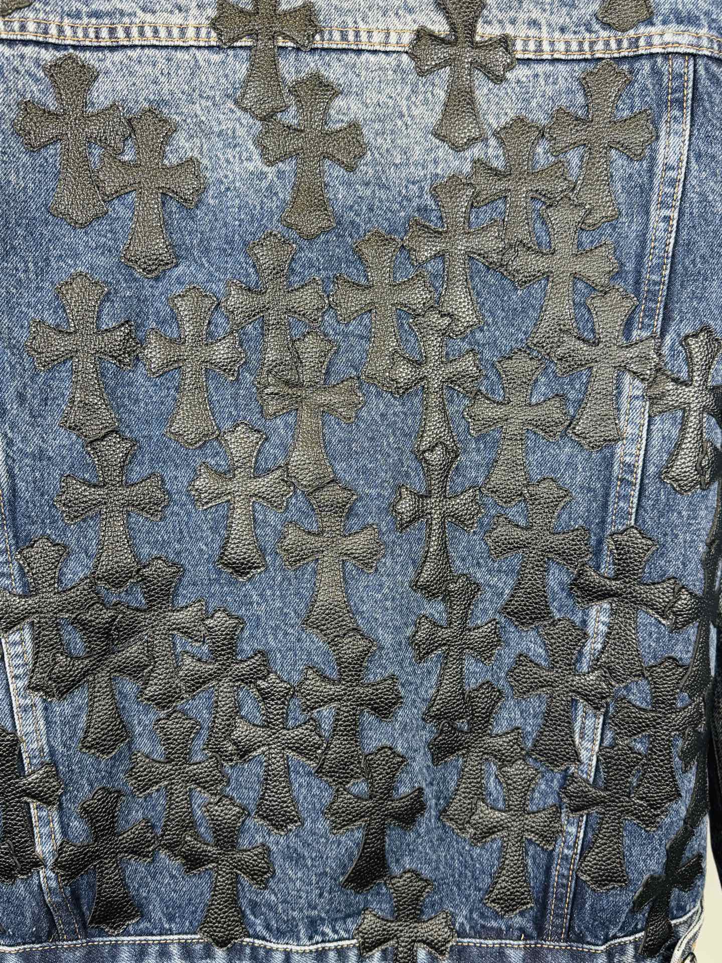 💰P275 (区别市场通货，实拍无P，还原真实）

Come HeartsCH十字标贴皮情侣款水洗牛仔.

超级无敌大爆款驾到 这个天气最好的单品酷酷Oversize风 经典的十字白色logo布满整件，背后的十字架大皮标更是点睛之笔，大方中充满个性，毫不浮夸，春夏的满分百搭款！采用重磅粗支纱100%牛仔棉面料重工水洗，在保证版型挺括硬朗的同时亲肤舒适透气，梵文字母高密度刺绣超精致，原版开模定制纽扣 十字架大皮标 当家银饰细节，尽显奢华！休闲宽松版型，慵懒随意，男女同款，随意搭配阔腿裤都很潮流，重点是百搭，春秋可做超惊艳，
尺码：SMLXL
款号：3017