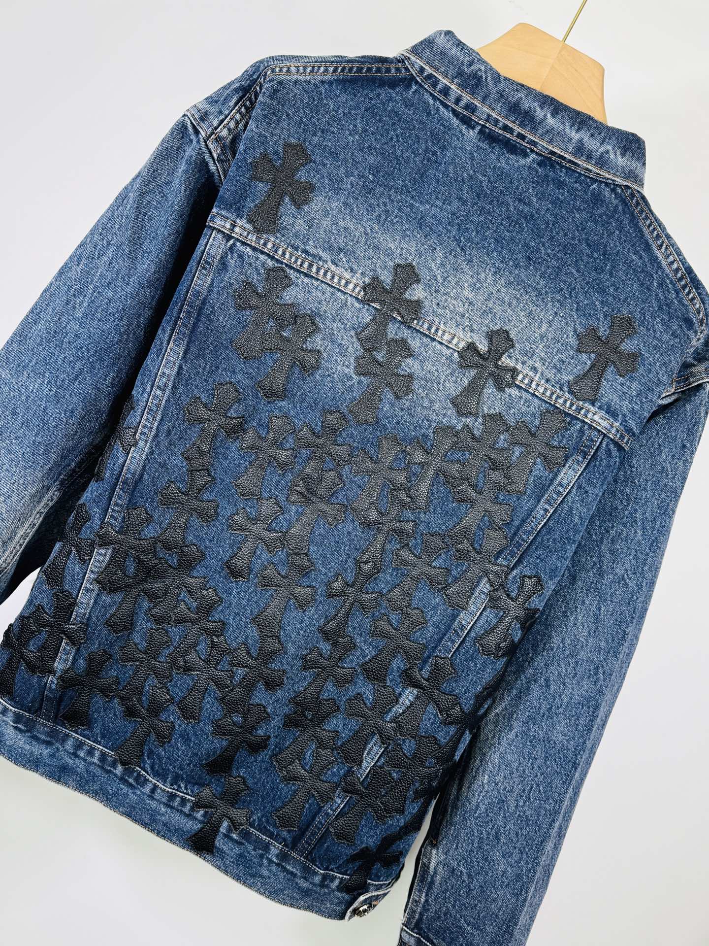 💰P275 (区别市场通货，实拍无P，还原真实）

Come HeartsCH十字标贴皮情侣款水洗牛仔.

超级无敌大爆款驾到 这个天气最好的单品酷酷Oversize风 经典的十字白色logo布满整件，背后的十字架大皮标更是点睛之笔，大方中充满个性，毫不浮夸，春夏的满分百搭款！采用重磅粗支纱100%牛仔棉面料重工水洗，在保证版型挺括硬朗的同时亲肤舒适透气，梵文字母高密度刺绣超精致，原版开模定制纽扣 十字架大皮标 当家银饰细节，尽显奢华！休闲宽松版型，慵懒随意，男女同款，随意搭配阔腿裤都很潮流，重点是百搭，春秋可做超惊艳，
尺码：SMLXL
款号：3017