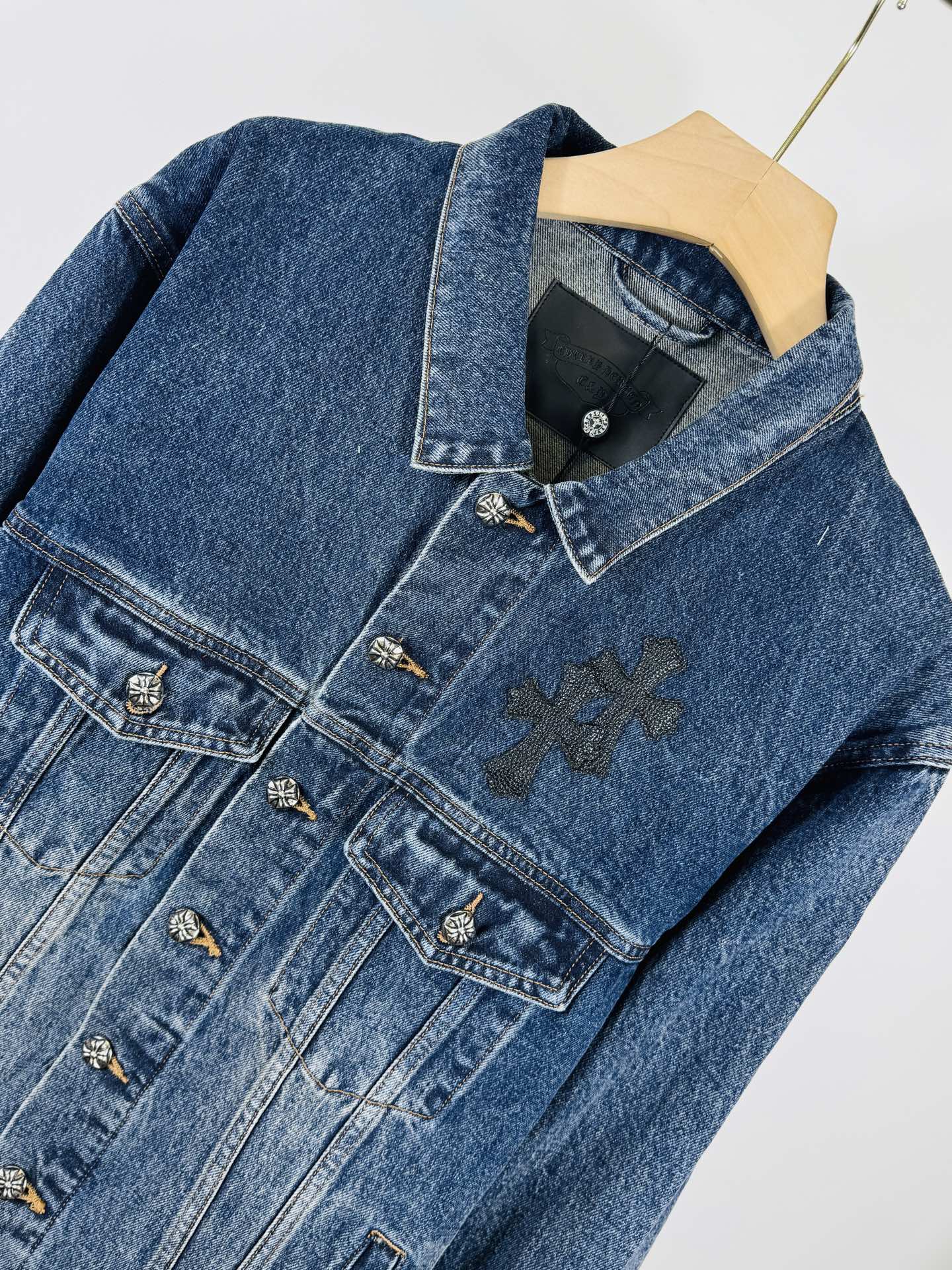 💰P275 (区别市场通货，实拍无P，还原真实）

Come HeartsCH十字标贴皮情侣款水洗牛仔.

超级无敌大爆款驾到 这个天气最好的单品酷酷Oversize风 经典的十字白色logo布满整件，背后的十字架大皮标更是点睛之笔，大方中充满个性，毫不浮夸，春夏的满分百搭款！采用重磅粗支纱100%牛仔棉面料重工水洗，在保证版型挺括硬朗的同时亲肤舒适透气，梵文字母高密度刺绣超精致，原版开模定制纽扣 十字架大皮标 当家银饰细节，尽显奢华！休闲宽松版型，慵懒随意，男女同款，随意搭配阔腿裤都很潮流，重点是百搭，春秋可做超惊艳，
尺码：SMLXL
款号：3017