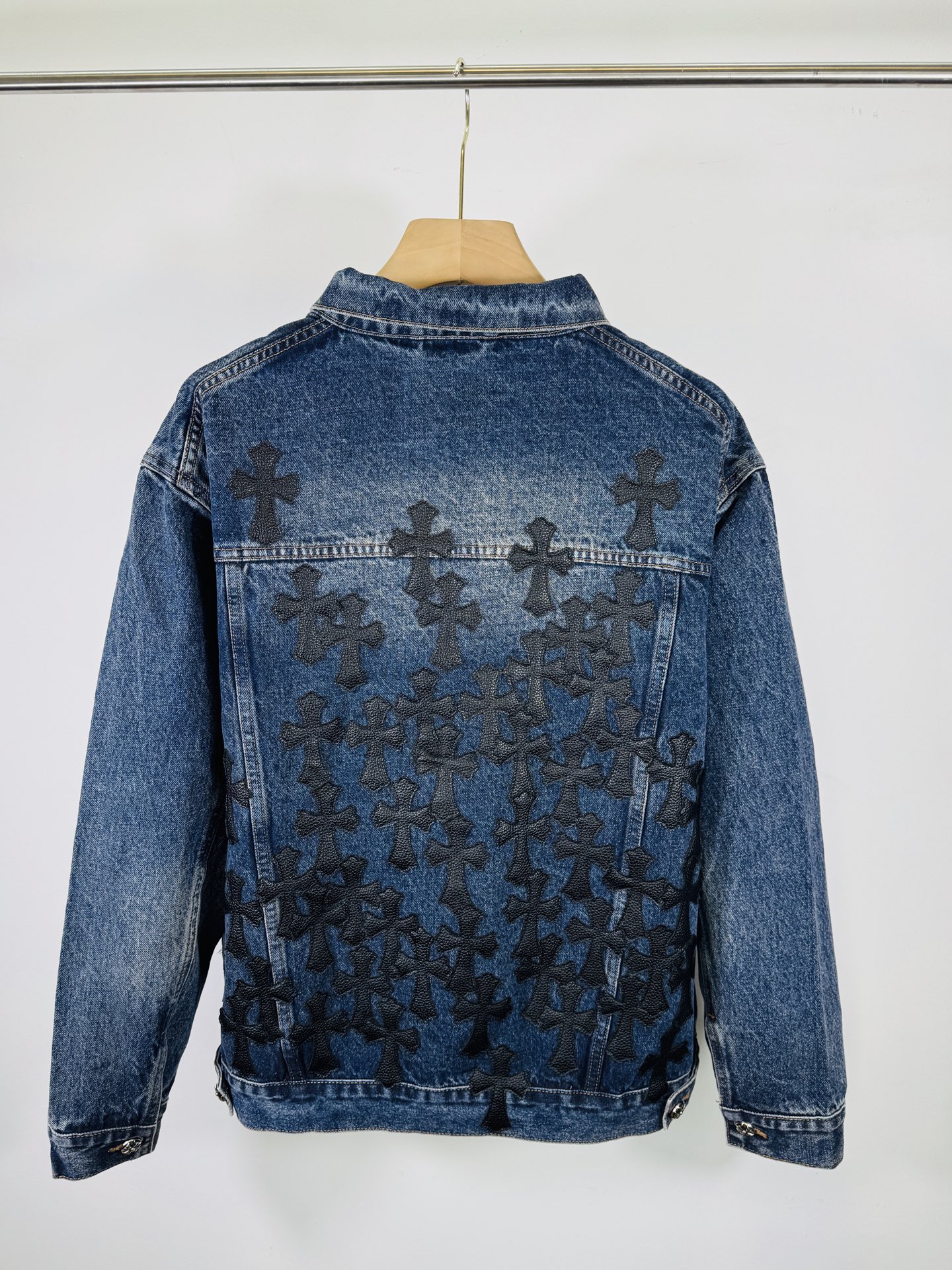 💰P275 (区别市场通货，实拍无P，还原真实）

Come HeartsCH十字标贴皮情侣款水洗牛仔.

超级无敌大爆款驾到 这个天气最好的单品酷酷Oversize风 经典的十字白色logo布满整件，背后的十字架大皮标更是点睛之笔，大方中充满个性，毫不浮夸，春夏的满分百搭款！采用重磅粗支纱100%牛仔棉面料重工水洗，在保证版型挺括硬朗的同时亲肤舒适透气，梵文字母高密度刺绣超精致，原版开模定制纽扣 十字架大皮标 当家银饰细节，尽显奢华！休闲宽松版型，慵懒随意，男女同款，随意搭配阔腿裤都很潮流，重点是百搭，春秋可做超惊艳，
尺码：SMLXL
款号：3017