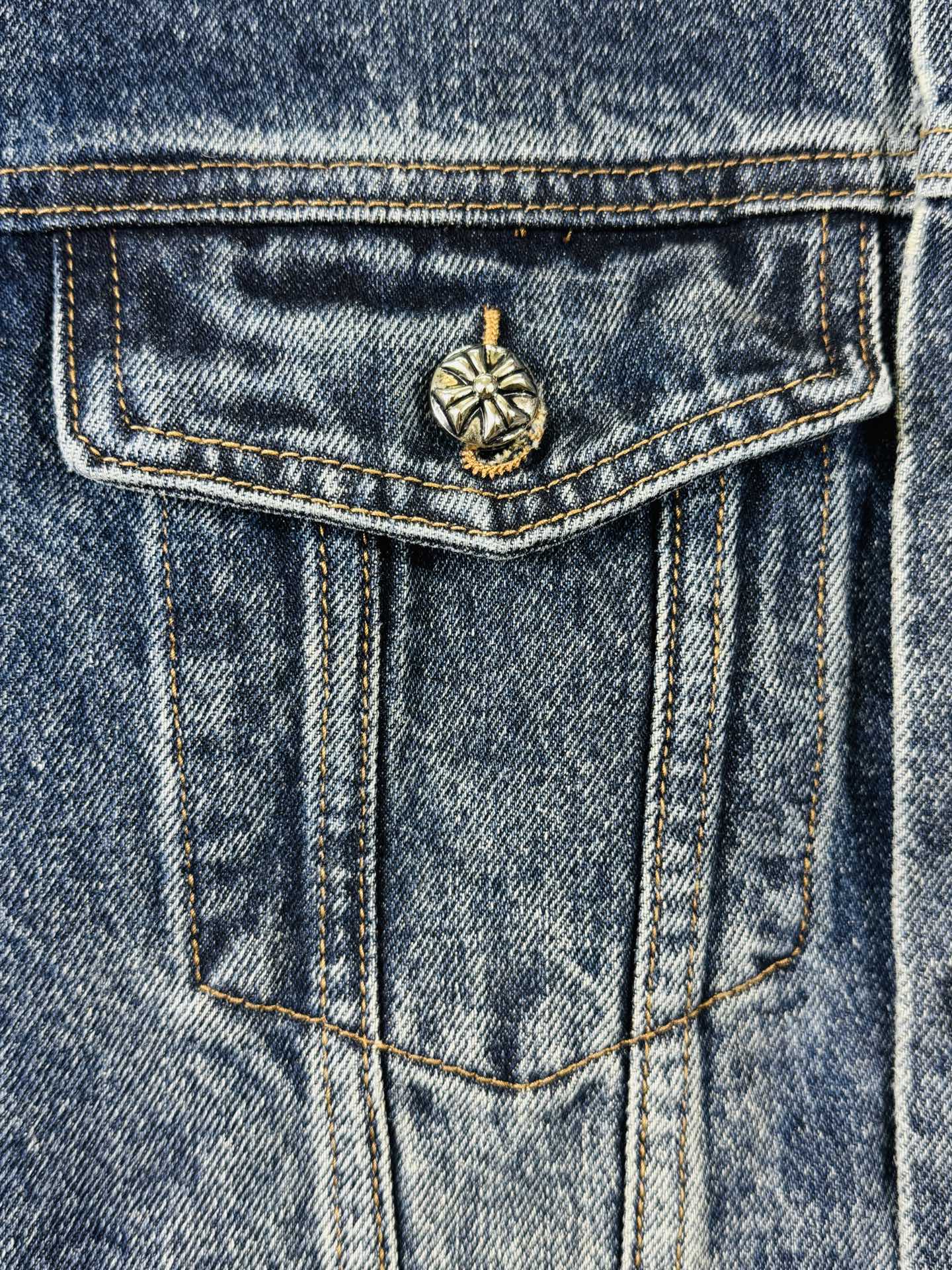 💰P275 (区别市场通货，实拍无P，还原真实）

Come HeartsCH十字标贴皮情侣款水洗牛仔.

超级无敌大爆款驾到 这个天气最好的单品酷酷Oversize风 经典的十字白色logo布满整件，背后的十字架大皮标更是点睛之笔，大方中充满个性，毫不浮夸，春夏的满分百搭款！采用重磅粗支纱100%牛仔棉面料重工水洗，在保证版型挺括硬朗的同时亲肤舒适透气，梵文字母高密度刺绣超精致，原版开模定制纽扣 十字架大皮标 当家银饰细节，尽显奢华！休闲宽松版型，慵懒随意，男女同款，随意搭配阔腿裤都很潮流，重点是百搭，春秋可做超惊艳，
尺码：SMLXL
款号：3017