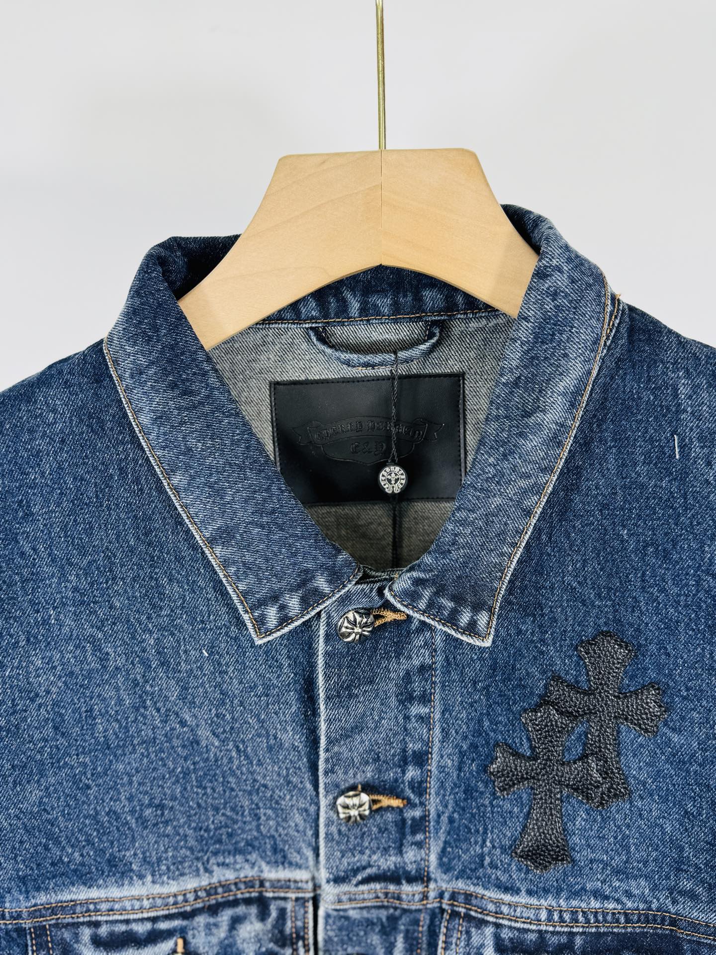 💰P275 (区别市场通货，实拍无P，还原真实）

Come HeartsCH十字标贴皮情侣款水洗牛仔.

超级无敌大爆款驾到 这个天气最好的单品酷酷Oversize风 经典的十字白色logo布满整件，背后的十字架大皮标更是点睛之笔，大方中充满个性，毫不浮夸，春夏的满分百搭款！采用重磅粗支纱100%牛仔棉面料重工水洗，在保证版型挺括硬朗的同时亲肤舒适透气，梵文字母高密度刺绣超精致，原版开模定制纽扣 十字架大皮标 当家银饰细节，尽显奢华！休闲宽松版型，慵懒随意，男女同款，随意搭配阔腿裤都很潮流，重点是百搭，春秋可做超惊艳，
尺码：SMLXL
款号：3017