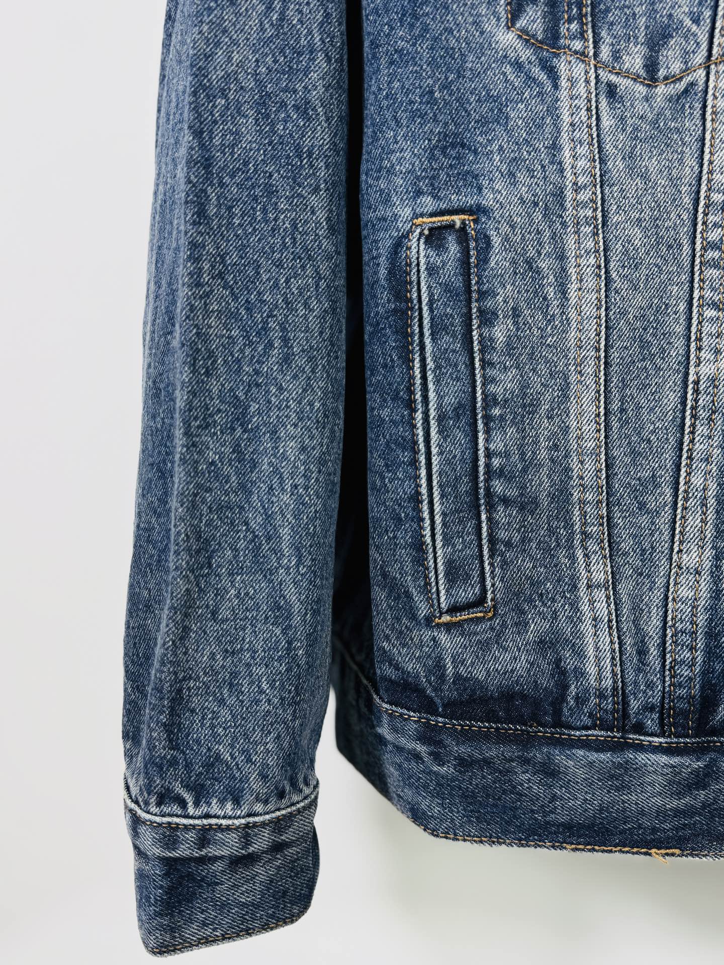 💰P275 (区别市场通货，实拍无P，还原真实）

Come HeartsCH十字标贴皮情侣款水洗牛仔.

超级无敌大爆款驾到 这个天气最好的单品酷酷Oversize风 经典的十字白色logo布满整件，背后的十字架大皮标更是点睛之笔，大方中充满个性，毫不浮夸，春夏的满分百搭款！采用重磅粗支纱100%牛仔棉面料重工水洗，在保证版型挺括硬朗的同时亲肤舒适透气，梵文字母高密度刺绣超精致，原版开模定制纽扣 十字架大皮标 当家银饰细节，尽显奢华！休闲宽松版型，慵懒随意，男女同款，随意搭配阔腿裤都很潮流，重点是百搭，春秋可做超惊艳，
尺码：SMLXL
款号：3017