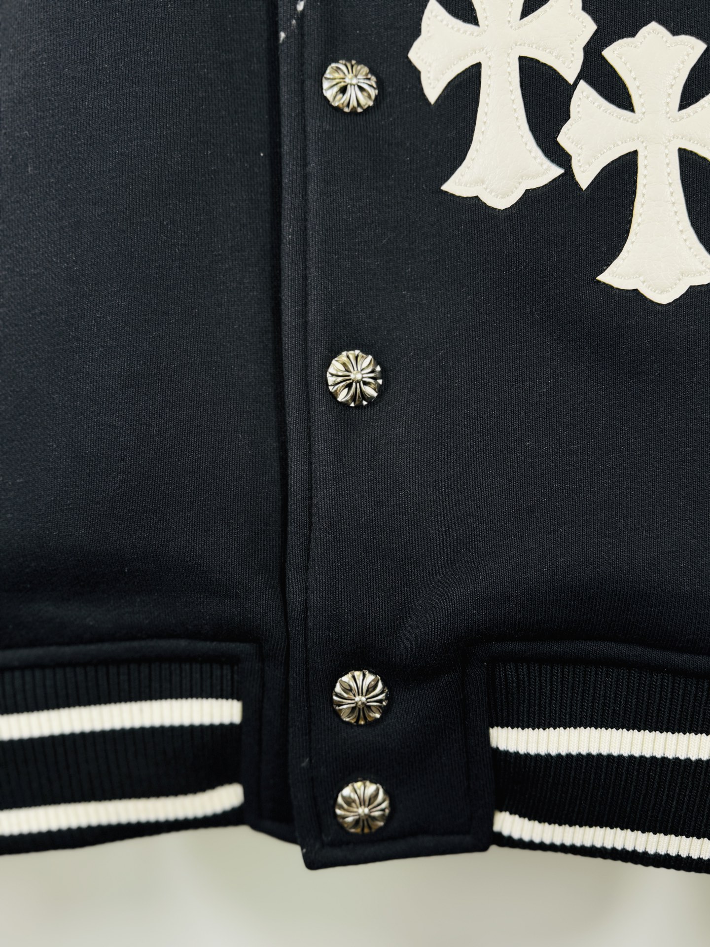 315💰 【顶级版本🐮  实拍无P  区别市场货】

Chrome Hearts 🍁冬装隆重来袭🍁
梵文十字架毛呢皮袖拼接棒球刺绣款棉服
重工刺绣➕双袖整张皮 
专柜同步，重工重工！！
定制版毛呢加厚加厚面料，内里真丝
定制版五金，非市面普通版本！！
推荐颜色：毛呢配皮
款号：25-361
码号：S，M，L，XL