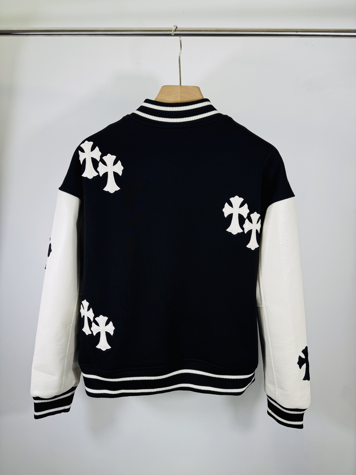 315💰 【顶级版本🐮  实拍无P  区别市场货】

Chrome Hearts 🍁冬装隆重来袭🍁
梵文十字架毛呢皮袖拼接棒球刺绣款棉服
重工刺绣➕双袖整张皮 
专柜同步，重工重工！！
定制版毛呢加厚加厚面料，内里真丝
定制版五金，非市面普通版本！！
推荐颜色：毛呢配皮
款号：25-361
码号：S，M，L，XL