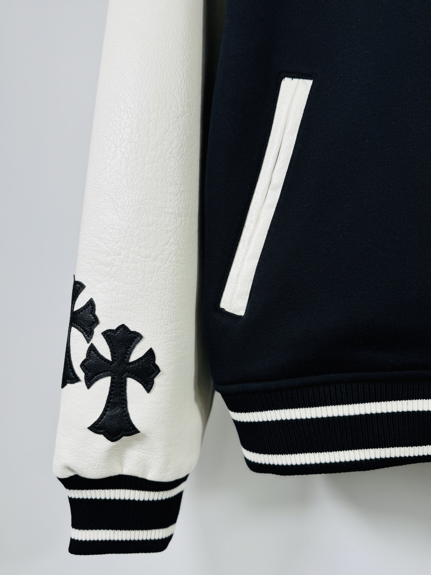 315💰 【顶级版本🐮  实拍无P  区别市场货】

Chrome Hearts 🍁冬装隆重来袭🍁
梵文十字架毛呢皮袖拼接棒球刺绣款棉服
重工刺绣➕双袖整张皮 
专柜同步，重工重工！！
定制版毛呢加厚加厚面料，内里真丝
定制版五金，非市面普通版本！！
推荐颜色：毛呢配皮
款号：25-361
码号：S，M，L，XL