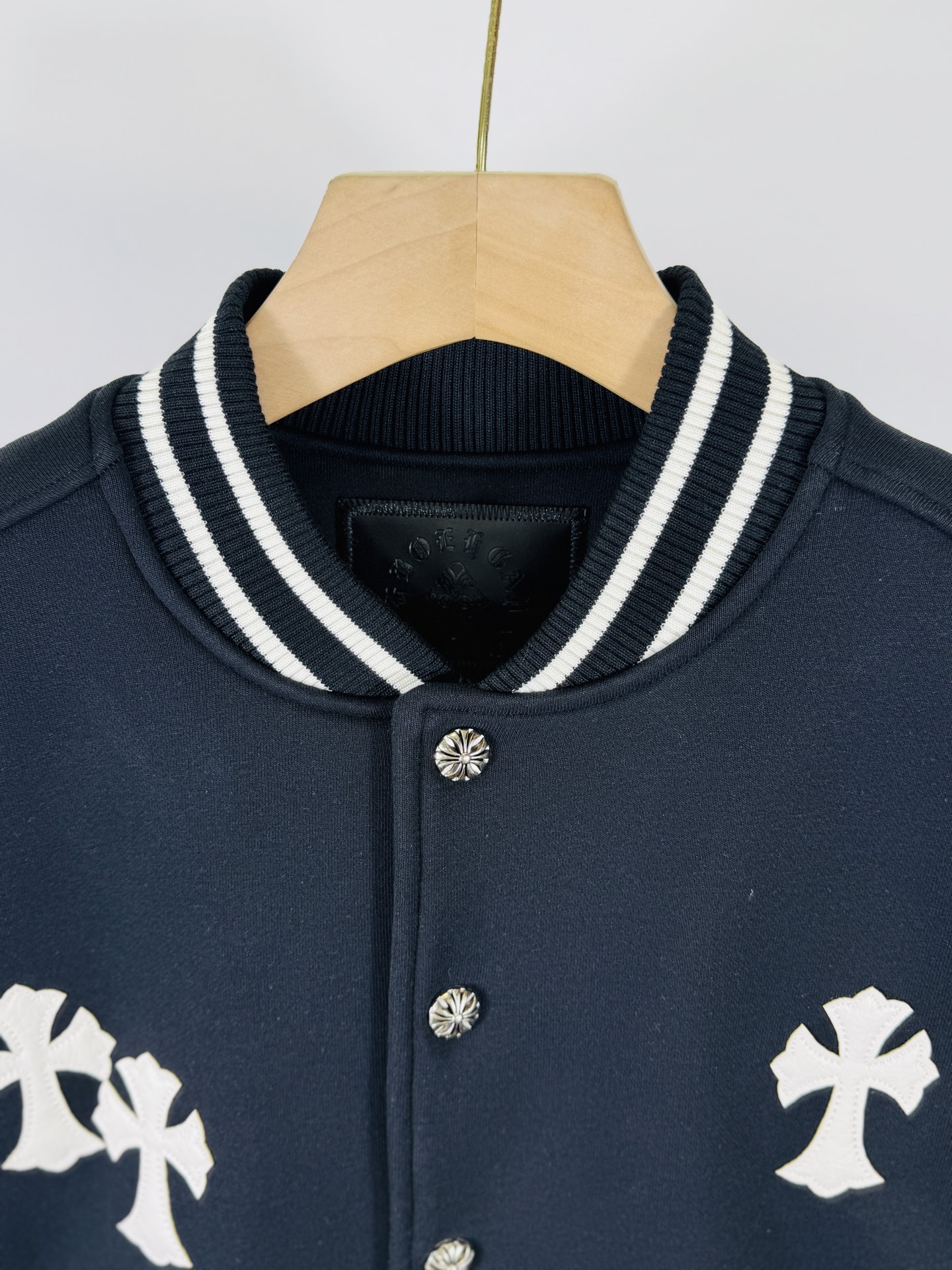 315💰 【顶级版本🐮  实拍无P  区别市场货】

Chrome Hearts 🍁冬装隆重来袭🍁
梵文十字架毛呢皮袖拼接棒球刺绣款棉服
重工刺绣➕双袖整张皮 
专柜同步，重工重工！！
定制版毛呢加厚加厚面料，内里真丝
定制版五金，非市面普通版本！！
推荐颜色：毛呢配皮
款号：25-361
码号：S，M，L，XL