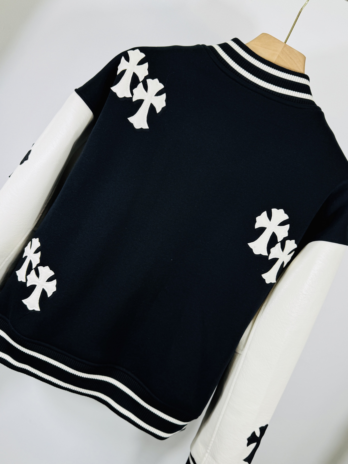 315💰 【顶级版本🐮  实拍无P  区别市场货】

Chrome Hearts 🍁冬装隆重来袭🍁
梵文十字架毛呢皮袖拼接棒球刺绣款棉服
重工刺绣➕双袖整张皮 
专柜同步，重工重工！！
定制版毛呢加厚加厚面料，内里真丝
定制版五金，非市面普通版本！！
推荐颜色：毛呢配皮
款号：25-361
码号：S，M，L，XL