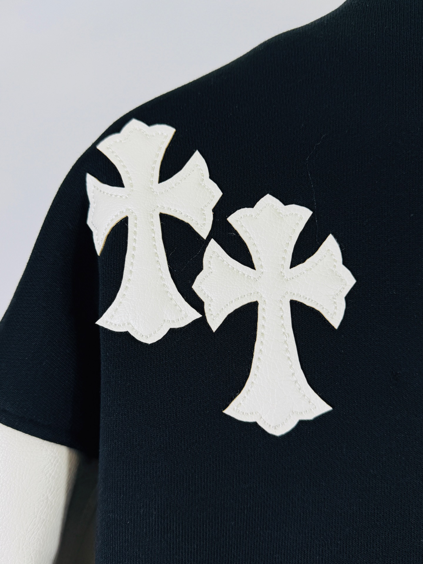 315💰 【顶级版本🐮  实拍无P  区别市场货】

Chrome Hearts 🍁冬装隆重来袭🍁
梵文十字架毛呢皮袖拼接棒球刺绣款棉服
重工刺绣➕双袖整张皮 
专柜同步，重工重工！！
定制版毛呢加厚加厚面料，内里真丝
定制版五金，非市面普通版本！！
推荐颜色：毛呢配皮
款号：25-361
码号：S，M，L，XL