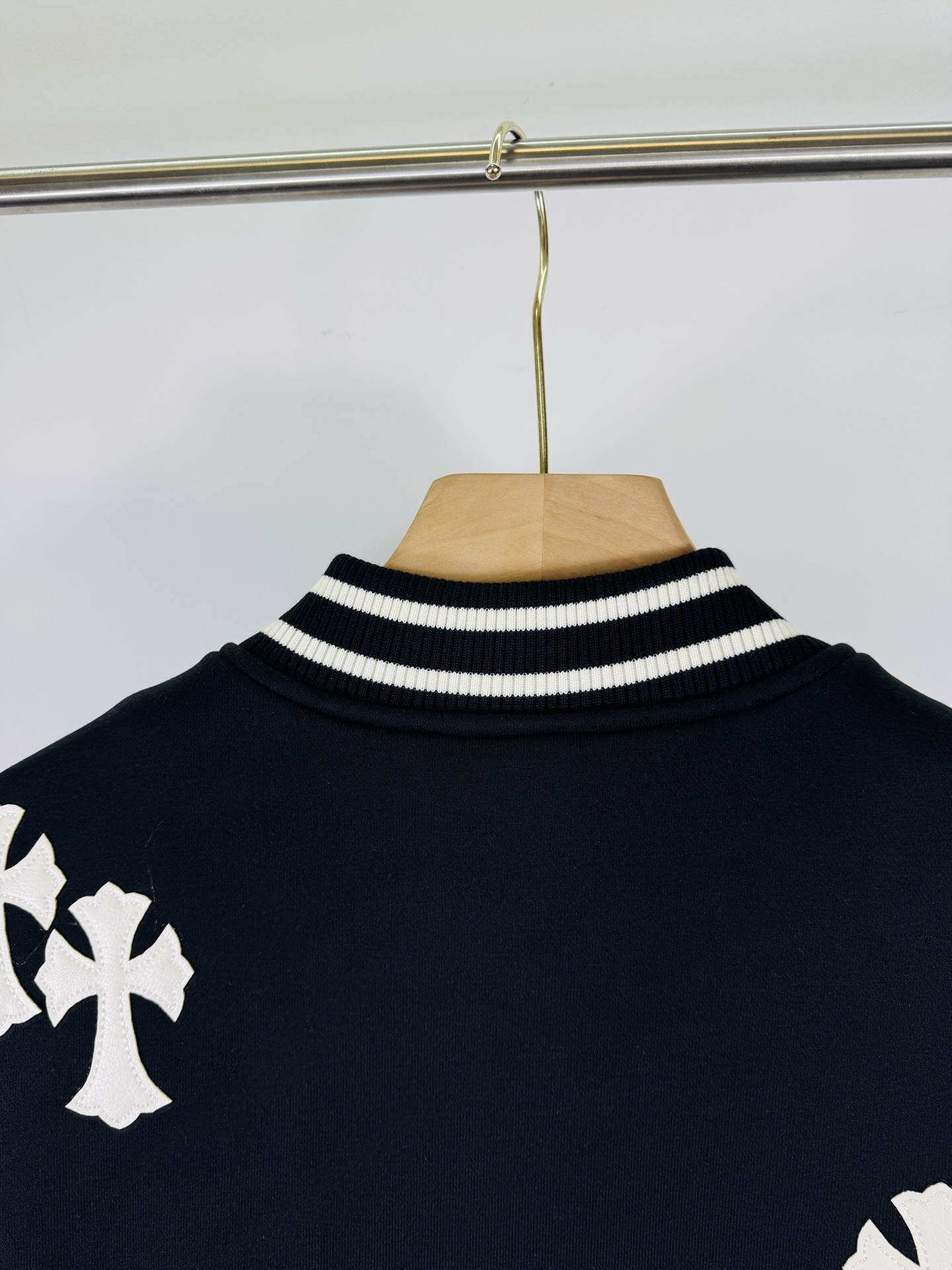 315💰 【顶级版本🐮  实拍无P  区别市场货】

Chrome Hearts 🍁冬装隆重来袭🍁
梵文十字架毛呢皮袖拼接棒球刺绣款棉服
重工刺绣➕双袖整张皮 
专柜同步，重工重工！！
定制版毛呢加厚加厚面料，内里真丝
定制版五金，非市面普通版本！！
推荐颜色：毛呢配皮
款号：25-361
码号：S，M，L，XL