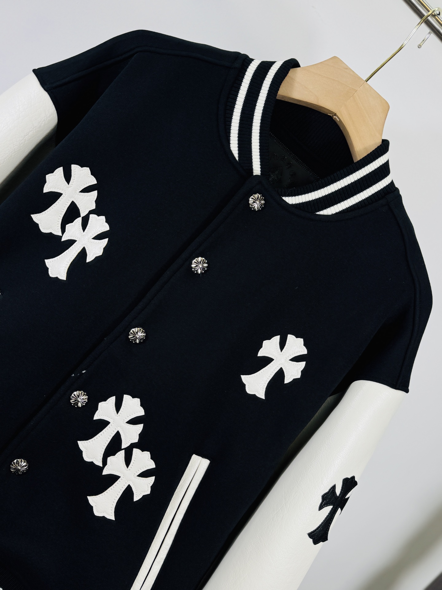 315💰 【顶级版本🐮  实拍无P  区别市场货】

Chrome Hearts 🍁冬装隆重来袭🍁
梵文十字架毛呢皮袖拼接棒球刺绣款棉服
重工刺绣➕双袖整张皮 
专柜同步，重工重工！！
定制版毛呢加厚加厚面料，内里真丝
定制版五金，非市面普通版本！！
推荐颜色：毛呢配皮
款号：25-361
码号：S，M，L，XL