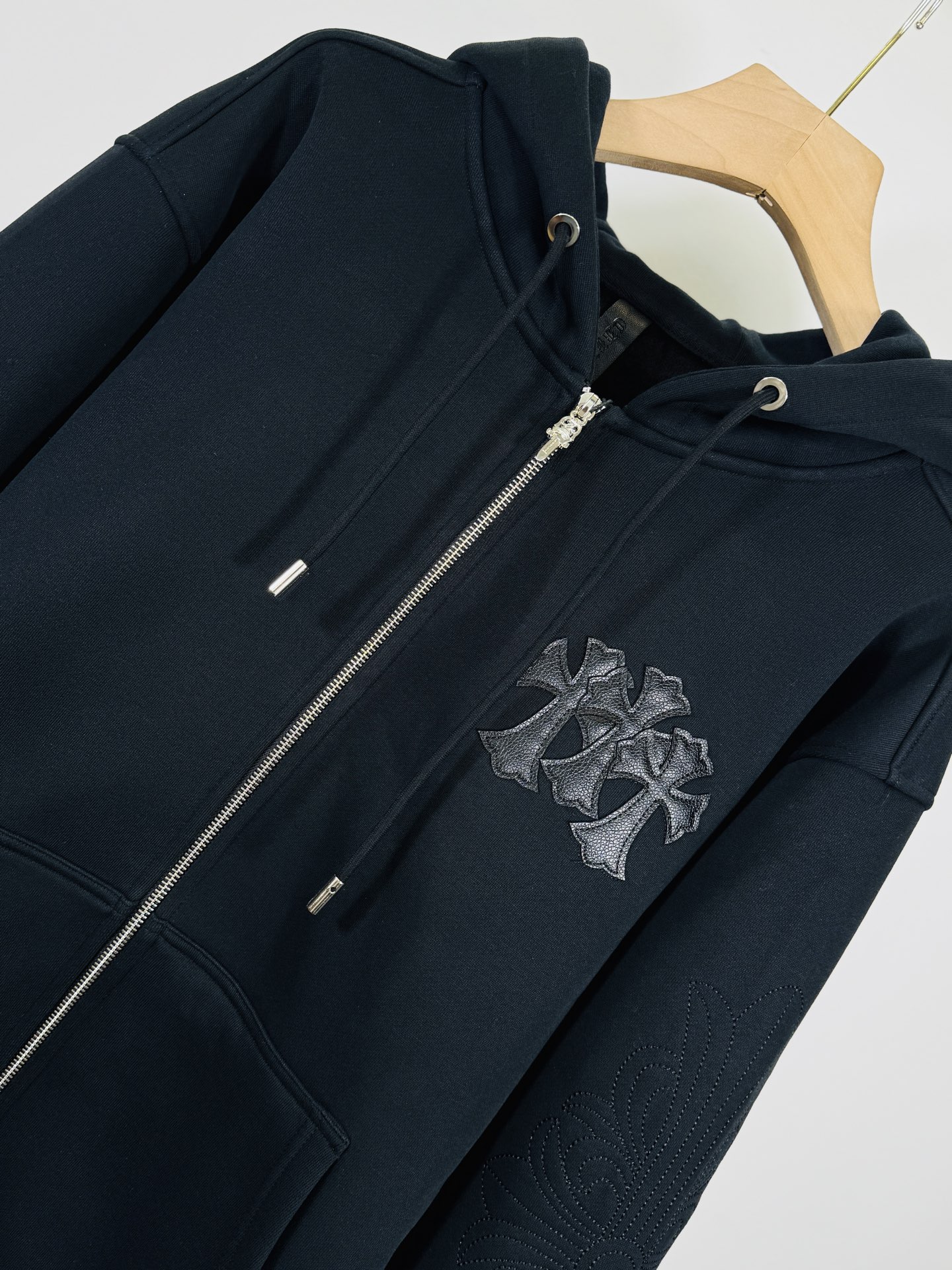 💰245（顶级版本，实拍无P，区别市场通货）

𝗖𝗵𝗿𝗼𝗺𝗲 𝗛𝗲𝗮𝗿𝘁𝘀/克罗心2025洗水烧花贴布绣秋冬新款原单专柜美式贴皮3D立体情侣休闲开衫加绒外套

👑最高版本！定制面料550克牛肚毛圈面料！美式酸洗做旧原身布激光烧花+贴布绣  字母精致刺绣！
专柜热销款 身穿着非常舒适 
辅料：开模原版过鉴定领标➕100%真丝洗水标。正品代购级原版吊牌➕配套吊绳➕3D吊粒➕原版包装袋
工艺：原版一致走线！袖窿对版手法 最高版本！
颜色：黑色 
尺码：S M L XL
款号：25-372