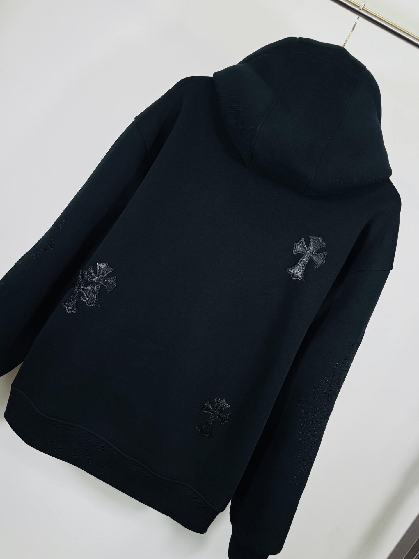 💰245（顶级版本，实拍无P，区别市场通货）

𝗖𝗵𝗿𝗼𝗺𝗲 𝗛𝗲𝗮𝗿𝘁𝘀/克罗心2025洗水烧花贴布绣秋冬新款原单专柜美式贴皮3D立体情侣休闲开衫加绒外套

👑最高版本！定制面料550克牛肚毛圈面料！美式酸洗做旧原身布激光烧花+贴布绣  字母精致刺绣！
专柜热销款 身穿着非常舒适 
辅料：开模原版过鉴定领标➕100%真丝洗水标。正品代购级原版吊牌➕配套吊绳➕3D吊粒➕原版包装袋
工艺：原版一致走线！袖窿对版手法 最高版本！
颜色：黑色 
尺码：S M L XL
款号：25-372