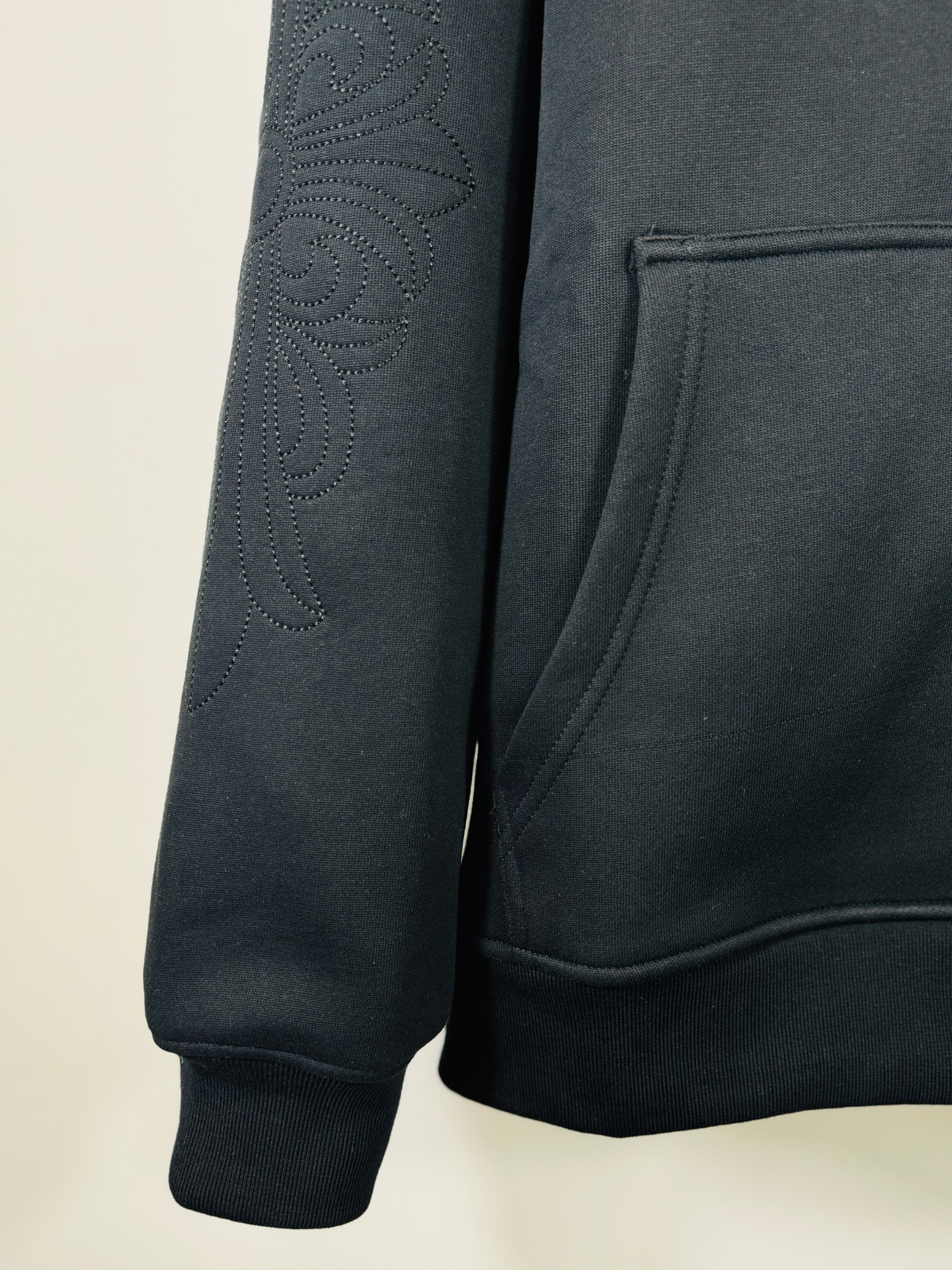 💰245（顶级版本，实拍无P，区别市场通货）

𝗖𝗵𝗿𝗼𝗺𝗲 𝗛𝗲𝗮𝗿𝘁𝘀/克罗心2025洗水烧花贴布绣秋冬新款原单专柜美式贴皮3D立体情侣休闲开衫加绒外套

👑最高版本！定制面料550克牛肚毛圈面料！美式酸洗做旧原身布激光烧花+贴布绣  字母精致刺绣！
专柜热销款 身穿着非常舒适 
辅料：开模原版过鉴定领标➕100%真丝洗水标。正品代购级原版吊牌➕配套吊绳➕3D吊粒➕原版包装袋
工艺：原版一致走线！袖窿对版手法 最高版本！
颜色：黑色 
尺码：S M L XL
款号：25-372