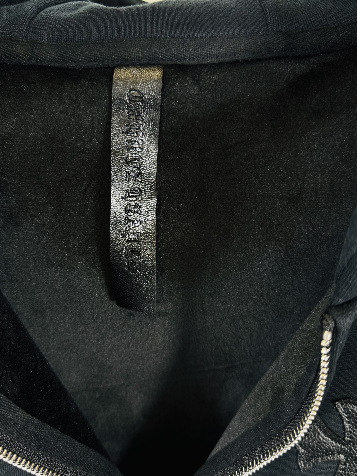 💰245（顶级版本，实拍无P，区别市场通货）

𝗖𝗵𝗿𝗼𝗺𝗲 𝗛𝗲𝗮𝗿𝘁𝘀/克罗心2025洗水烧花贴布绣秋冬新款原单专柜美式贴皮3D立体情侣休闲开衫加绒外套

👑最高版本！定制面料550克牛肚毛圈面料！美式酸洗做旧原身布激光烧花+贴布绣  字母精致刺绣！
专柜热销款 身穿着非常舒适 
辅料：开模原版过鉴定领标➕100%真丝洗水标。正品代购级原版吊牌➕配套吊绳➕3D吊粒➕原版包装袋
工艺：原版一致走线！袖窿对版手法 最高版本！
颜色：黑色 
尺码：S M L XL
款号：25-372