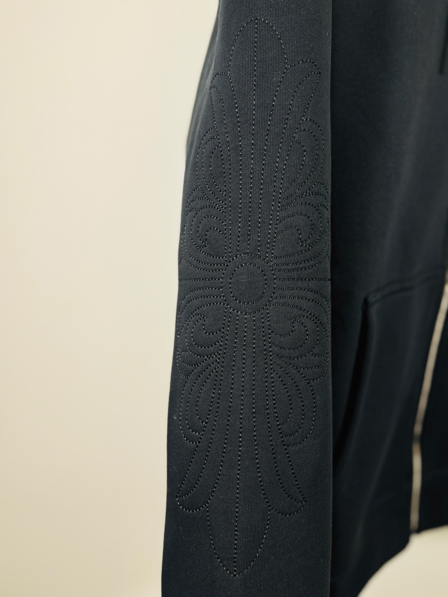 💰245（顶级版本，实拍无P，区别市场通货）

𝗖𝗵𝗿𝗼𝗺𝗲 𝗛𝗲𝗮𝗿𝘁𝘀/克罗心2025洗水烧花贴布绣秋冬新款原单专柜美式贴皮3D立体情侣休闲开衫加绒外套

👑最高版本！定制面料550克牛肚毛圈面料！美式酸洗做旧原身布激光烧花+贴布绣  字母精致刺绣！
专柜热销款 身穿着非常舒适 
辅料：开模原版过鉴定领标➕100%真丝洗水标。正品代购级原版吊牌➕配套吊绳➕3D吊粒➕原版包装袋
工艺：原版一致走线！袖窿对版手法 最高版本！
颜色：黑色 
尺码：S M L XL
款号：25-372