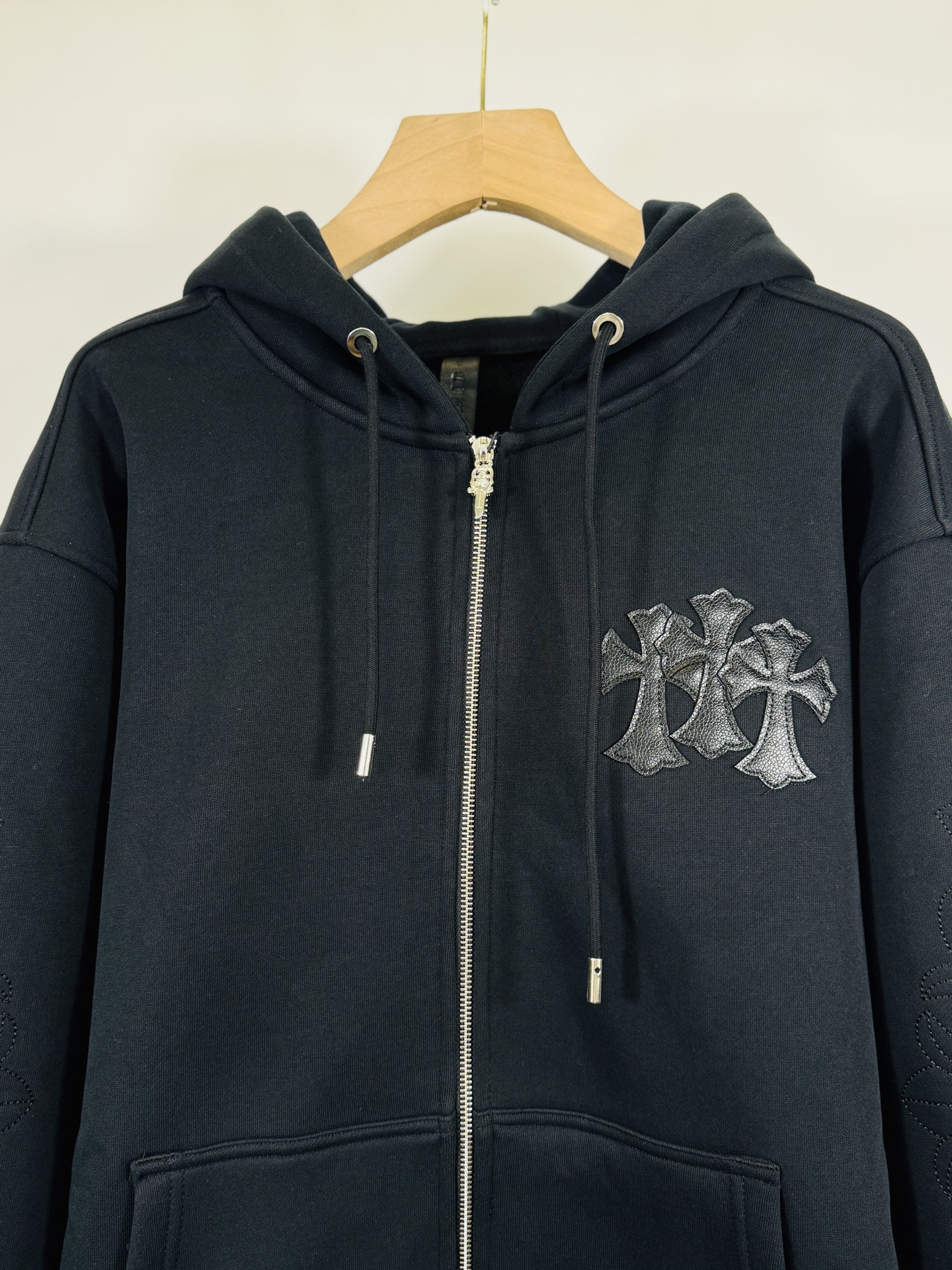 💰245（顶级版本，实拍无P，区别市场通货）

𝗖𝗵𝗿𝗼𝗺𝗲 𝗛𝗲𝗮𝗿𝘁𝘀/克罗心2025洗水烧花贴布绣秋冬新款原单专柜美式贴皮3D立体情侣休闲开衫加绒外套

👑最高版本！定制面料550克牛肚毛圈面料！美式酸洗做旧原身布激光烧花+贴布绣  字母精致刺绣！
专柜热销款 身穿着非常舒适 
辅料：开模原版过鉴定领标➕100%真丝洗水标。正品代购级原版吊牌➕配套吊绳➕3D吊粒➕原版包装袋
工艺：原版一致走线！袖窿对版手法 最高版本！
颜色：黑色 
尺码：S M L XL
款号：25-372