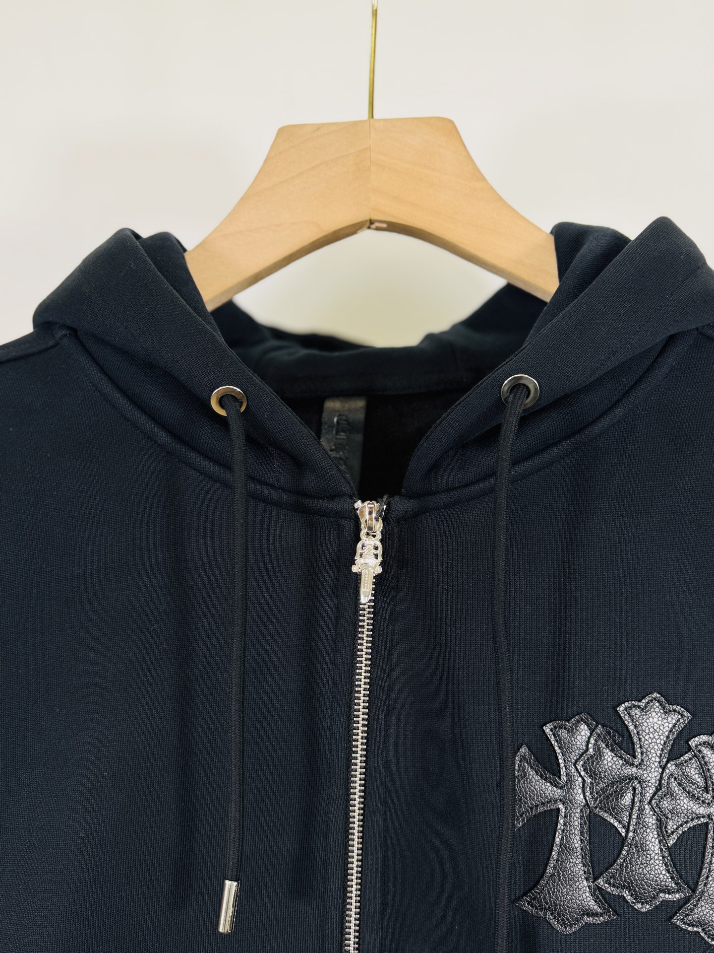 💰245（顶级版本，实拍无P，区别市场通货）

𝗖𝗵𝗿𝗼𝗺𝗲 𝗛𝗲𝗮𝗿𝘁𝘀/克罗心2025洗水烧花贴布绣秋冬新款原单专柜美式贴皮3D立体情侣休闲开衫加绒外套

👑最高版本！定制面料550克牛肚毛圈面料！美式酸洗做旧原身布激光烧花+贴布绣  字母精致刺绣！
专柜热销款 身穿着非常舒适 
辅料：开模原版过鉴定领标➕100%真丝洗水标。正品代购级原版吊牌➕配套吊绳➕3D吊粒➕原版包装袋
工艺：原版一致走线！袖窿对版手法 最高版本！
颜色：黑色 
尺码：S M L XL
款号：25-372