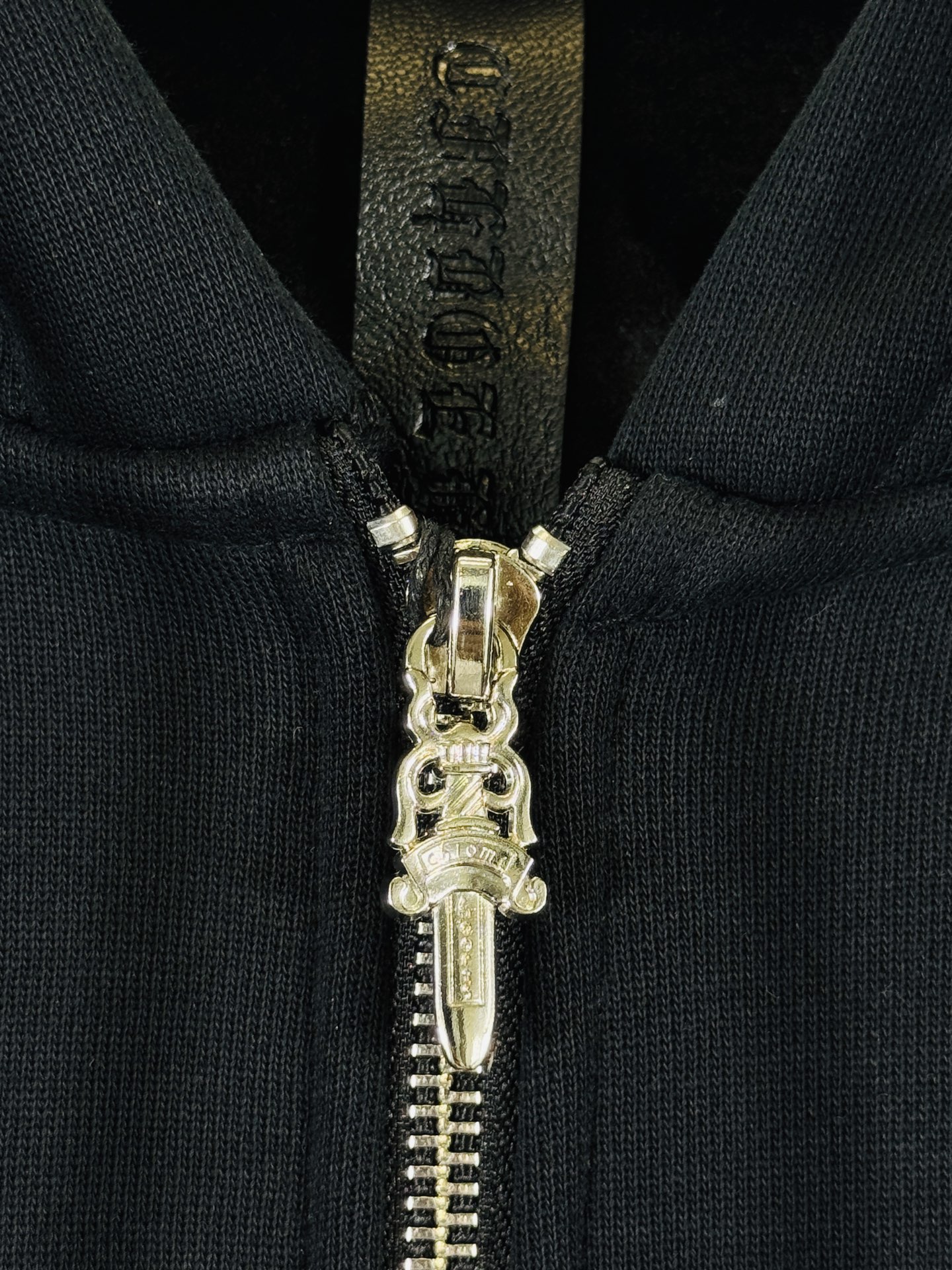 💰245（顶级版本，实拍无P，区别市场通货）

𝗖𝗵𝗿𝗼𝗺𝗲 𝗛𝗲𝗮𝗿𝘁𝘀/克罗心2025洗水烧花贴布绣秋冬新款原单专柜美式贴皮3D立体情侣休闲开衫加绒外套

👑最高版本！定制面料550克牛肚毛圈面料！美式酸洗做旧原身布激光烧花+贴布绣  字母精致刺绣！
专柜热销款 身穿着非常舒适 
辅料：开模原版过鉴定领标➕100%真丝洗水标。正品代购级原版吊牌➕配套吊绳➕3D吊粒➕原版包装袋
工艺：原版一致走线！袖窿对版手法 最高版本！
颜色：黑色 
尺码：S M L XL
款号：25-378