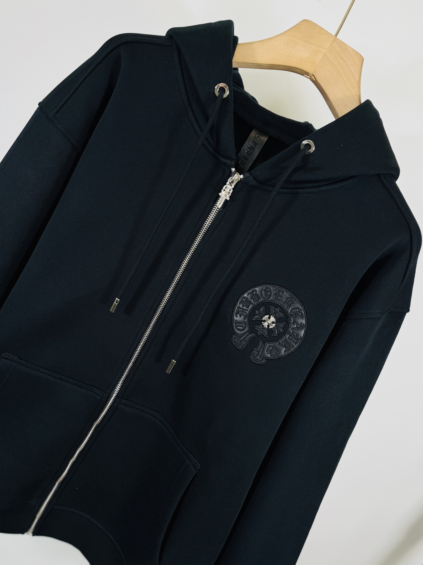 💰245（顶级版本，实拍无P，区别市场通货）

𝗖𝗵𝗿𝗼𝗺𝗲 𝗛𝗲𝗮𝗿𝘁𝘀/克罗心2025洗水烧花贴布绣秋冬新款原单专柜美式贴皮3D立体情侣休闲开衫加绒外套

👑最高版本！定制面料550克牛肚毛圈面料！美式酸洗做旧原身布激光烧花+贴布绣  字母精致刺绣！
专柜热销款 身穿着非常舒适 
辅料：开模原版过鉴定领标➕100%真丝洗水标。正品代购级原版吊牌➕配套吊绳➕3D吊粒➕原版包装袋
工艺：原版一致走线！袖窿对版手法 最高版本！
颜色：黑色 
尺码：S M L XL
款号：25-378