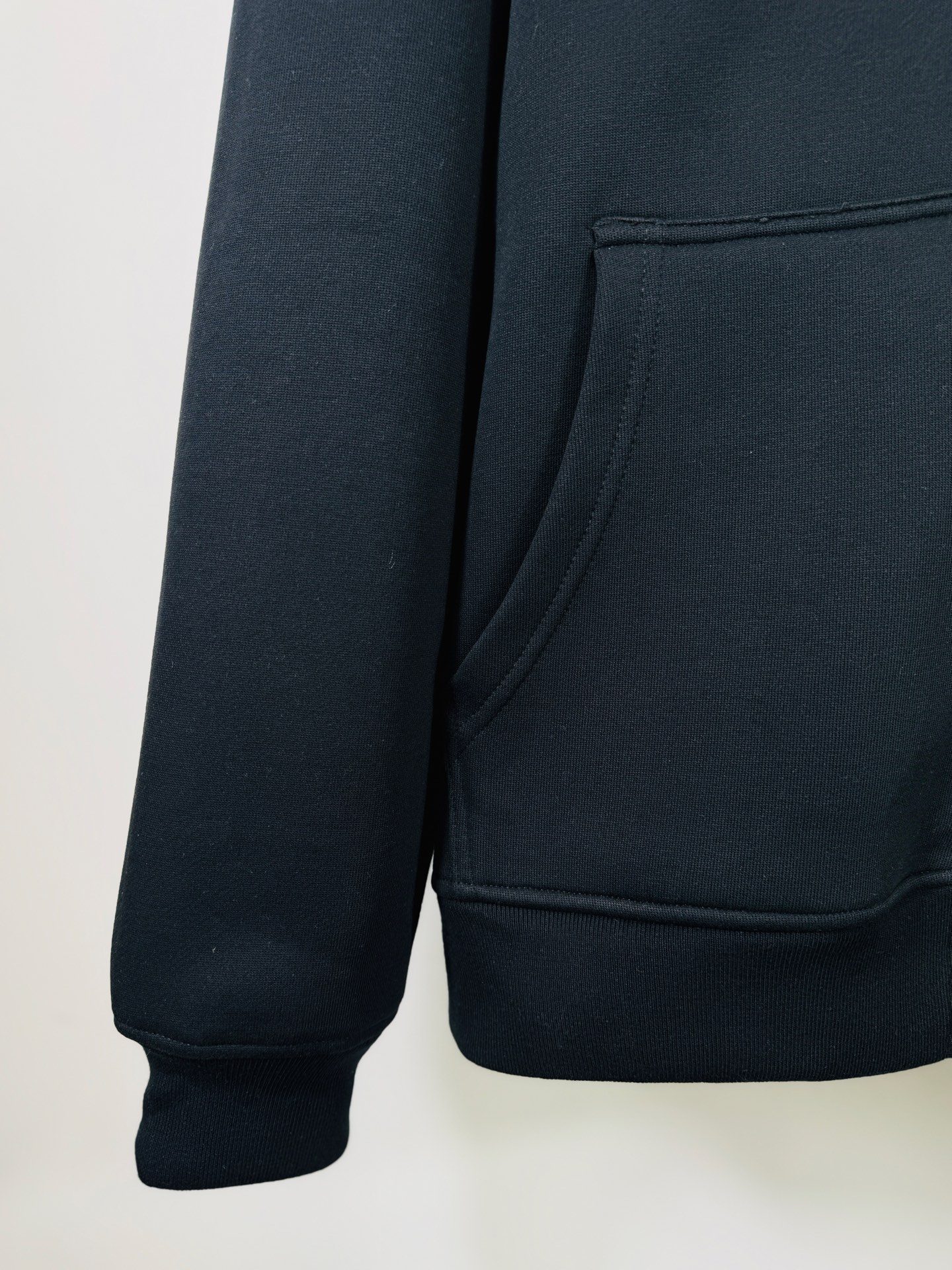 💰245（顶级版本，实拍无P，区别市场通货）

𝗖𝗵𝗿𝗼𝗺𝗲 𝗛𝗲𝗮𝗿𝘁𝘀/克罗心2025洗水烧花贴布绣秋冬新款原单专柜美式贴皮3D立体情侣休闲开衫加绒外套

👑最高版本！定制面料550克牛肚毛圈面料！美式酸洗做旧原身布激光烧花+贴布绣  字母精致刺绣！
专柜热销款 身穿着非常舒适 
辅料：开模原版过鉴定领标➕100%真丝洗水标。正品代购级原版吊牌➕配套吊绳➕3D吊粒➕原版包装袋
工艺：原版一致走线！袖窿对版手法 最高版本！
颜色：黑色 
尺码：S M L XL
款号：25-378