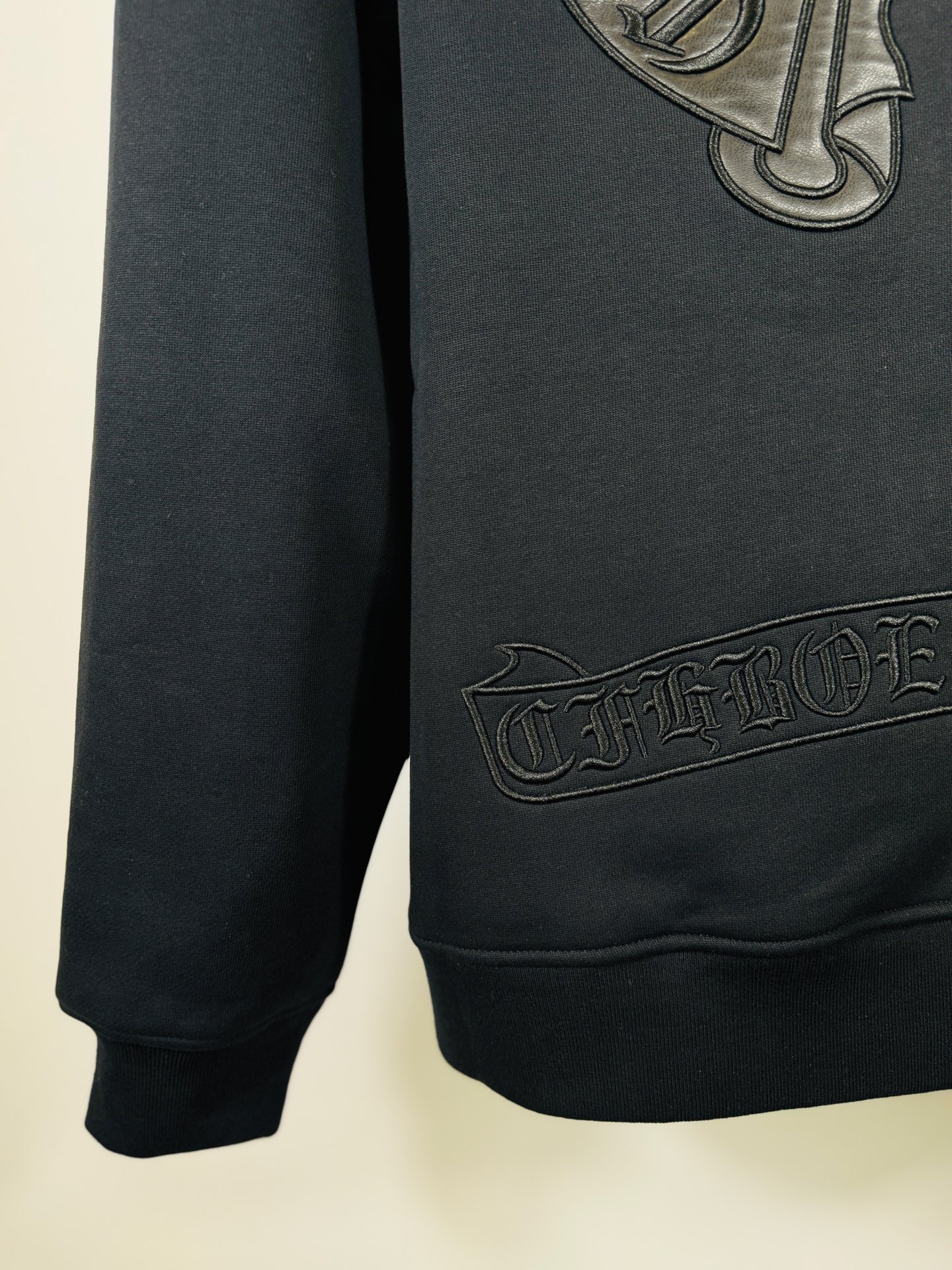 💰245（顶级版本，实拍无P，区别市场通货）

𝗖𝗵𝗿𝗼𝗺𝗲 𝗛𝗲𝗮𝗿𝘁𝘀/克罗心2025洗水烧花贴布绣秋冬新款原单专柜美式贴皮3D立体情侣休闲开衫加绒外套

👑最高版本！定制面料550克牛肚毛圈面料！美式酸洗做旧原身布激光烧花+贴布绣  字母精致刺绣！
专柜热销款 身穿着非常舒适 
辅料：开模原版过鉴定领标➕100%真丝洗水标。正品代购级原版吊牌➕配套吊绳➕3D吊粒➕原版包装袋
工艺：原版一致走线！袖窿对版手法 最高版本！
颜色：黑色 
尺码：S M L XL
款号：25-378