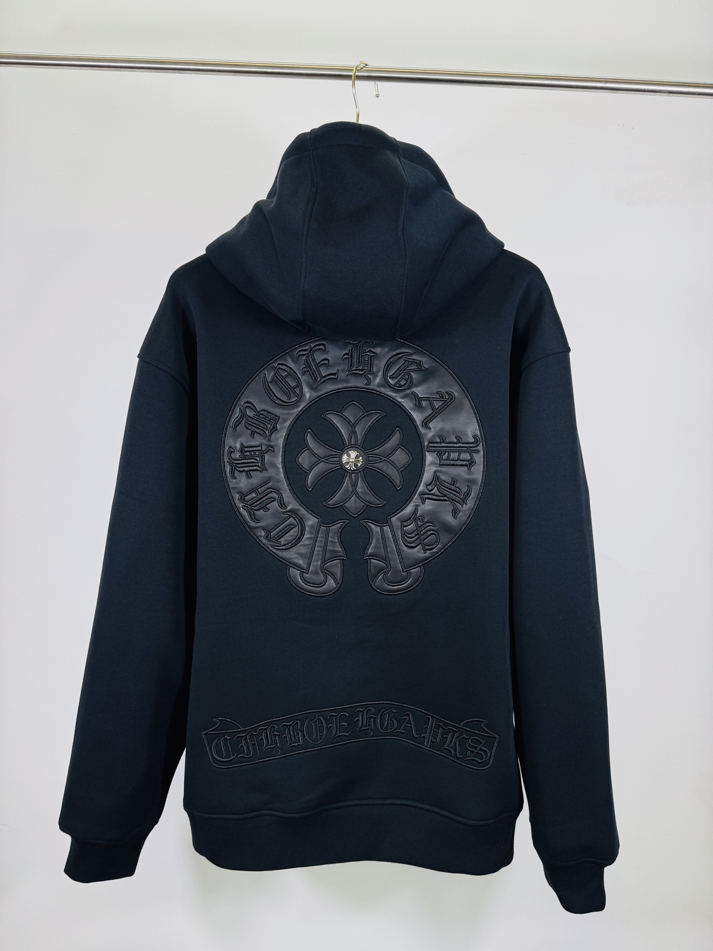 💰245（顶级版本，实拍无P，区别市场通货）

𝗖𝗵𝗿𝗼𝗺𝗲 𝗛𝗲𝗮𝗿𝘁𝘀/克罗心2025洗水烧花贴布绣秋冬新款原单专柜美式贴皮3D立体情侣休闲开衫加绒外套

👑最高版本！定制面料550克牛肚毛圈面料！美式酸洗做旧原身布激光烧花+贴布绣  字母精致刺绣！
专柜热销款 身穿着非常舒适 
辅料：开模原版过鉴定领标➕100%真丝洗水标。正品代购级原版吊牌➕配套吊绳➕3D吊粒➕原版包装袋
工艺：原版一致走线！袖窿对版手法 最高版本！
颜色：黑色 
尺码：S M L XL
款号：25-378