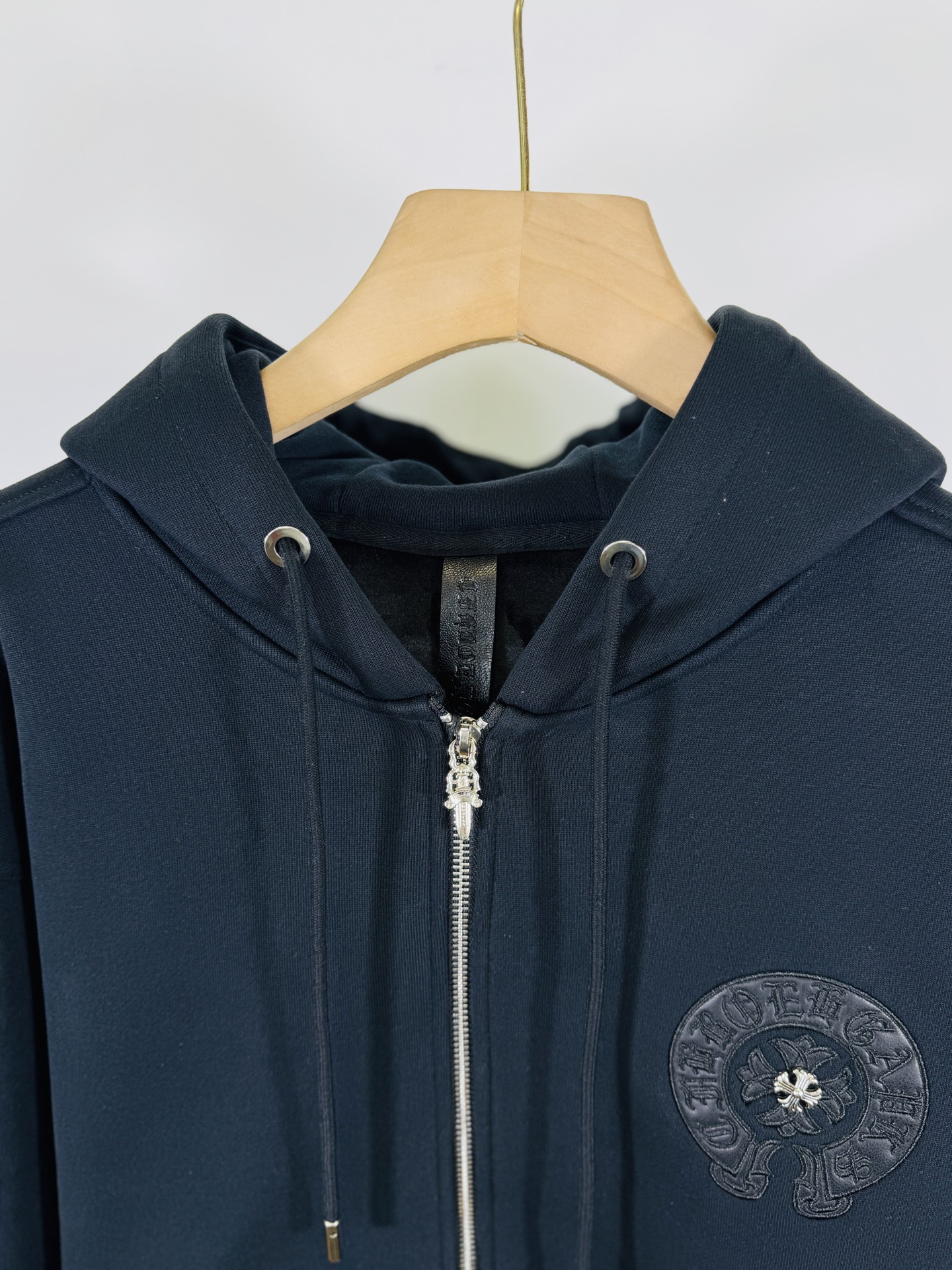 💰245（顶级版本，实拍无P，区别市场通货）

𝗖𝗵𝗿𝗼𝗺𝗲 𝗛𝗲𝗮𝗿𝘁𝘀/克罗心2025洗水烧花贴布绣秋冬新款原单专柜美式贴皮3D立体情侣休闲开衫加绒外套

👑最高版本！定制面料550克牛肚毛圈面料！美式酸洗做旧原身布激光烧花+贴布绣  字母精致刺绣！
专柜热销款 身穿着非常舒适 
辅料：开模原版过鉴定领标➕100%真丝洗水标。正品代购级原版吊牌➕配套吊绳➕3D吊粒➕原版包装袋
工艺：原版一致走线！袖窿对版手法 最高版本！
颜色：黑色 
尺码：S M L XL
款号：25-378