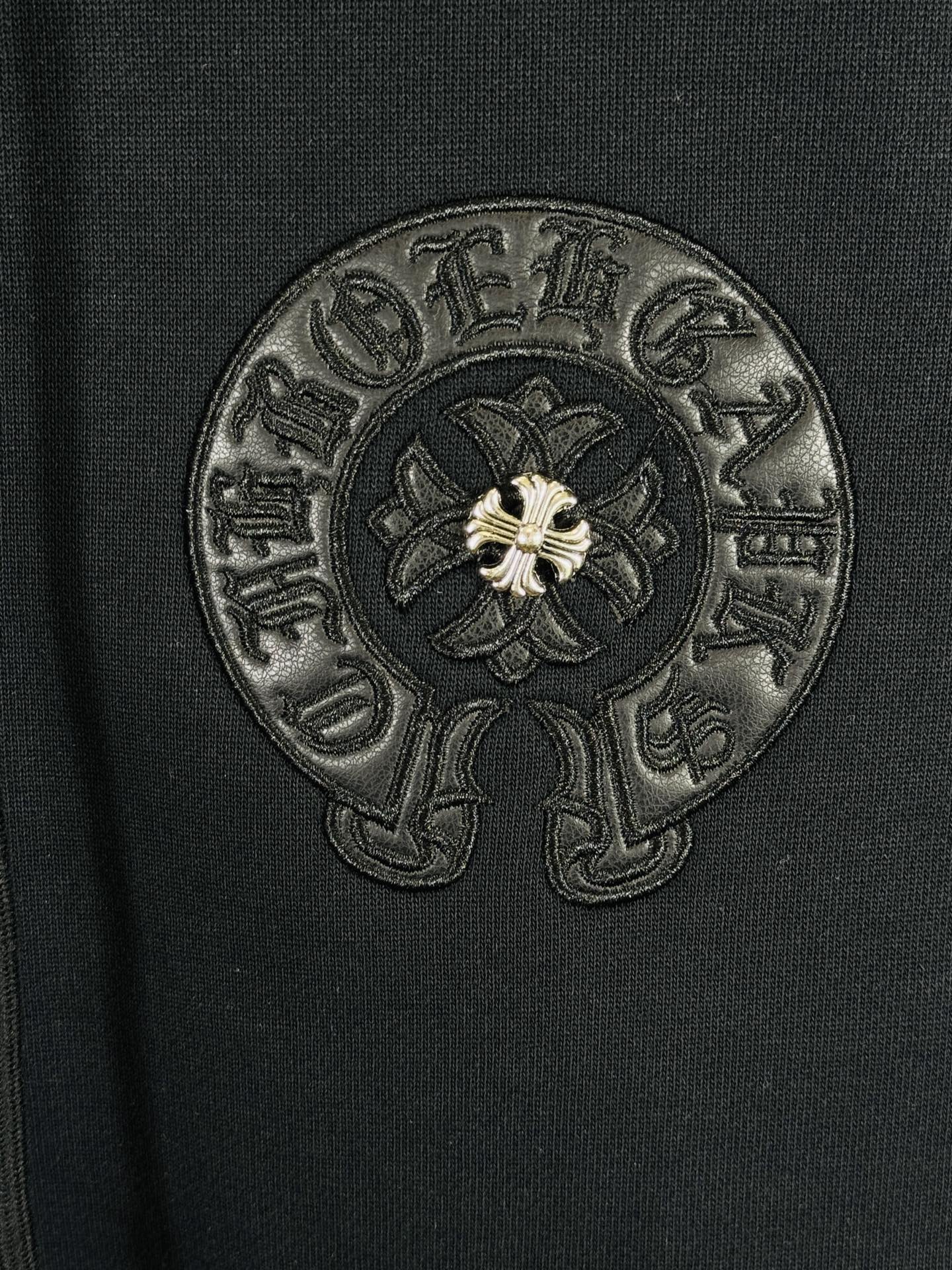 💰245（顶级版本，实拍无P，区别市场通货）

𝗖𝗵𝗿𝗼𝗺𝗲 𝗛𝗲𝗮𝗿𝘁𝘀/克罗心2025洗水烧花贴布绣秋冬新款原单专柜美式贴皮3D立体情侣休闲开衫加绒外套

👑最高版本！定制面料550克牛肚毛圈面料！美式酸洗做旧原身布激光烧花+贴布绣  字母精致刺绣！
专柜热销款 身穿着非常舒适 
辅料：开模原版过鉴定领标➕100%真丝洗水标。正品代购级原版吊牌➕配套吊绳➕3D吊粒➕原版包装袋
工艺：原版一致走线！袖窿对版手法 最高版本！
颜色：黑色 
尺码：S M L XL
款号：25-378