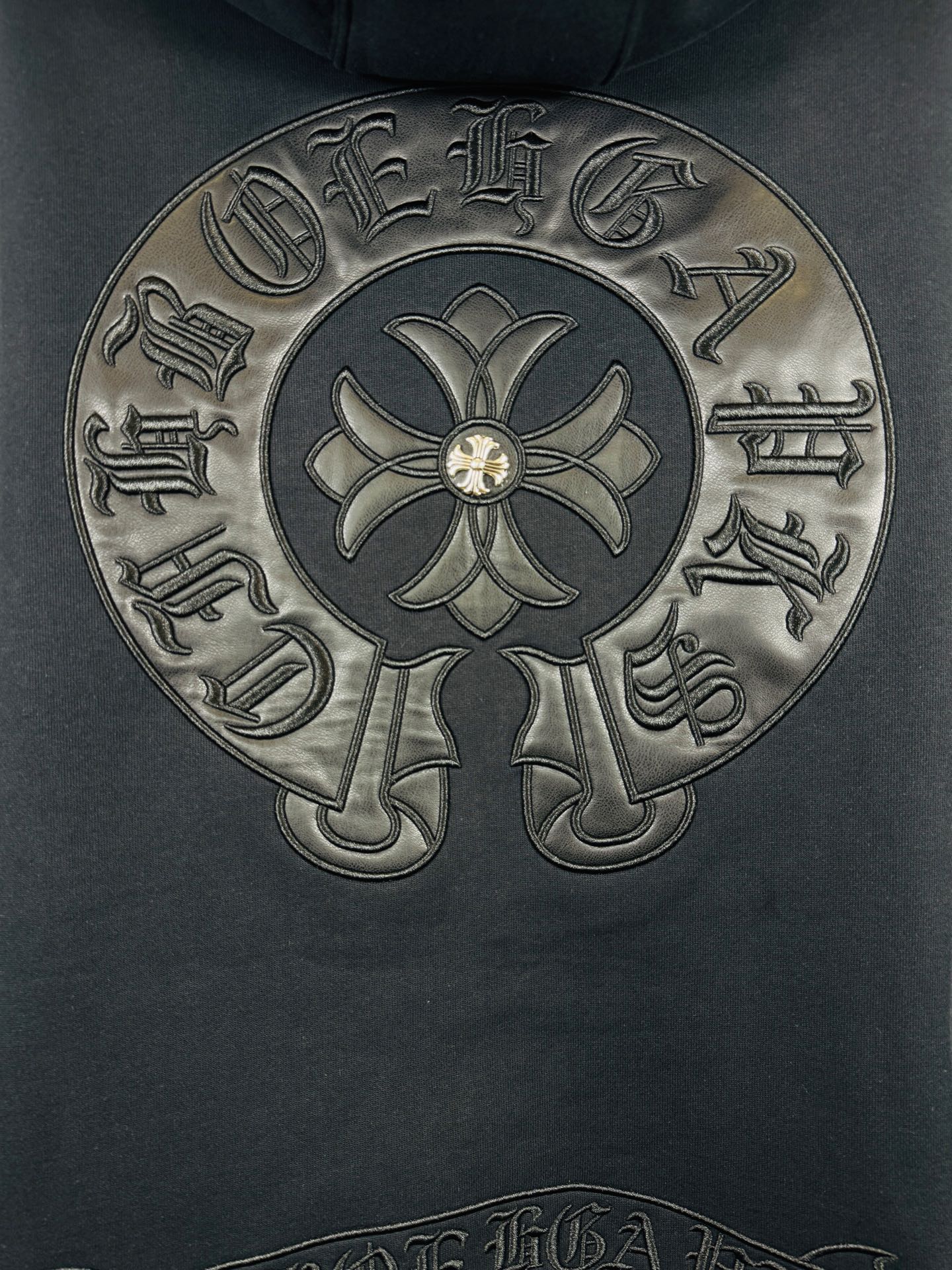 💰245（顶级版本，实拍无P，区别市场通货）

𝗖𝗵𝗿𝗼𝗺𝗲 𝗛𝗲𝗮𝗿𝘁𝘀/克罗心2025洗水烧花贴布绣秋冬新款原单专柜美式贴皮3D立体情侣休闲开衫加绒外套

👑最高版本！定制面料550克牛肚毛圈面料！美式酸洗做旧原身布激光烧花+贴布绣  字母精致刺绣！
专柜热销款 身穿着非常舒适 
辅料：开模原版过鉴定领标➕100%真丝洗水标。正品代购级原版吊牌➕配套吊绳➕3D吊粒➕原版包装袋
工艺：原版一致走线！袖窿对版手法 最高版本！
颜色：黑色 
尺码：S M L XL
款号：25-378