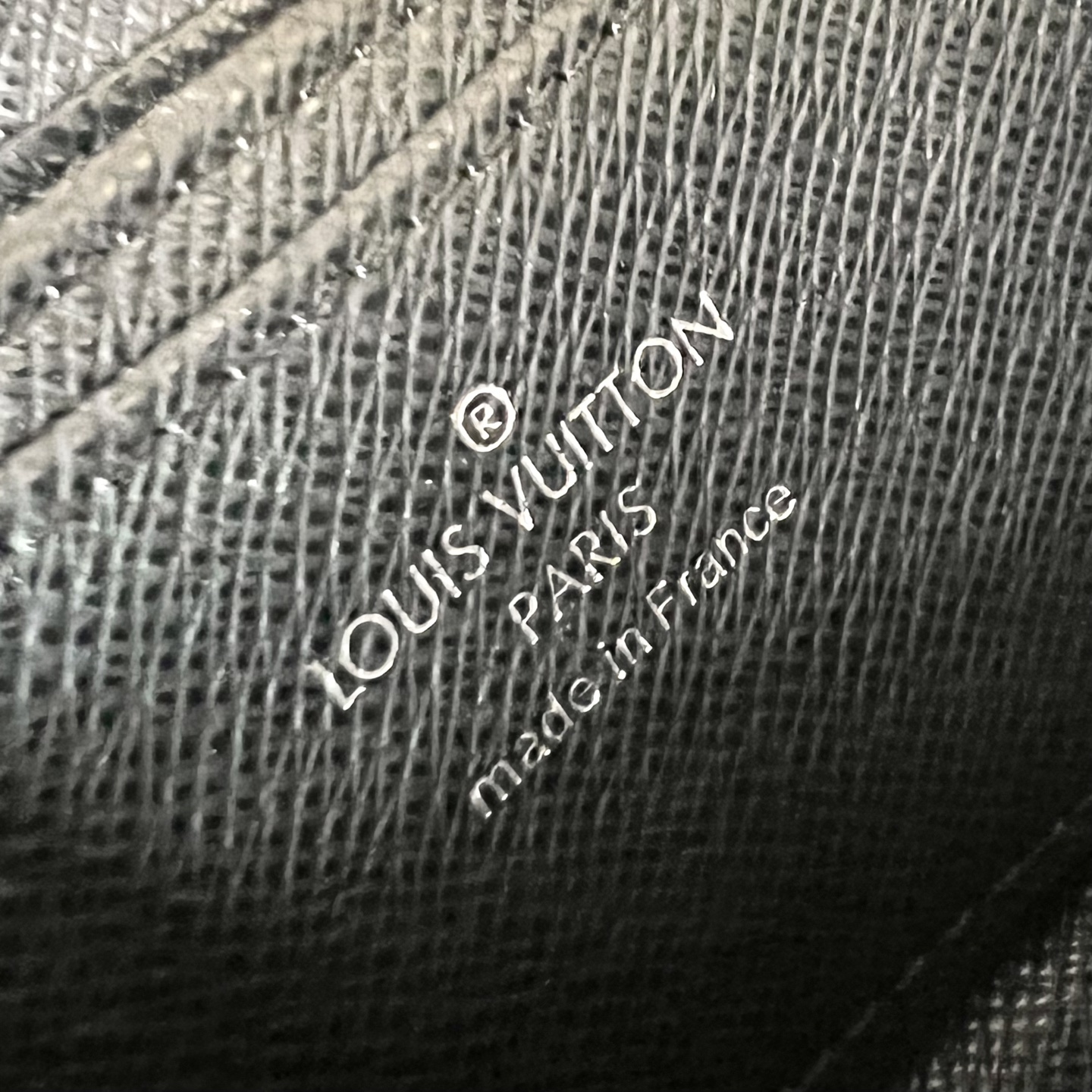  N63076黑格 這款小巧實用的直式拉鏈零錢包以剛陽的Monogram Eclipse帆布製作，配搭牛