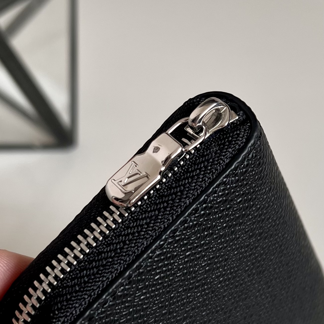  芯片版M30511十字纹 這款小巧實用的直式拉鏈零錢包以剛陽的Monogram Eclipse帆布製作