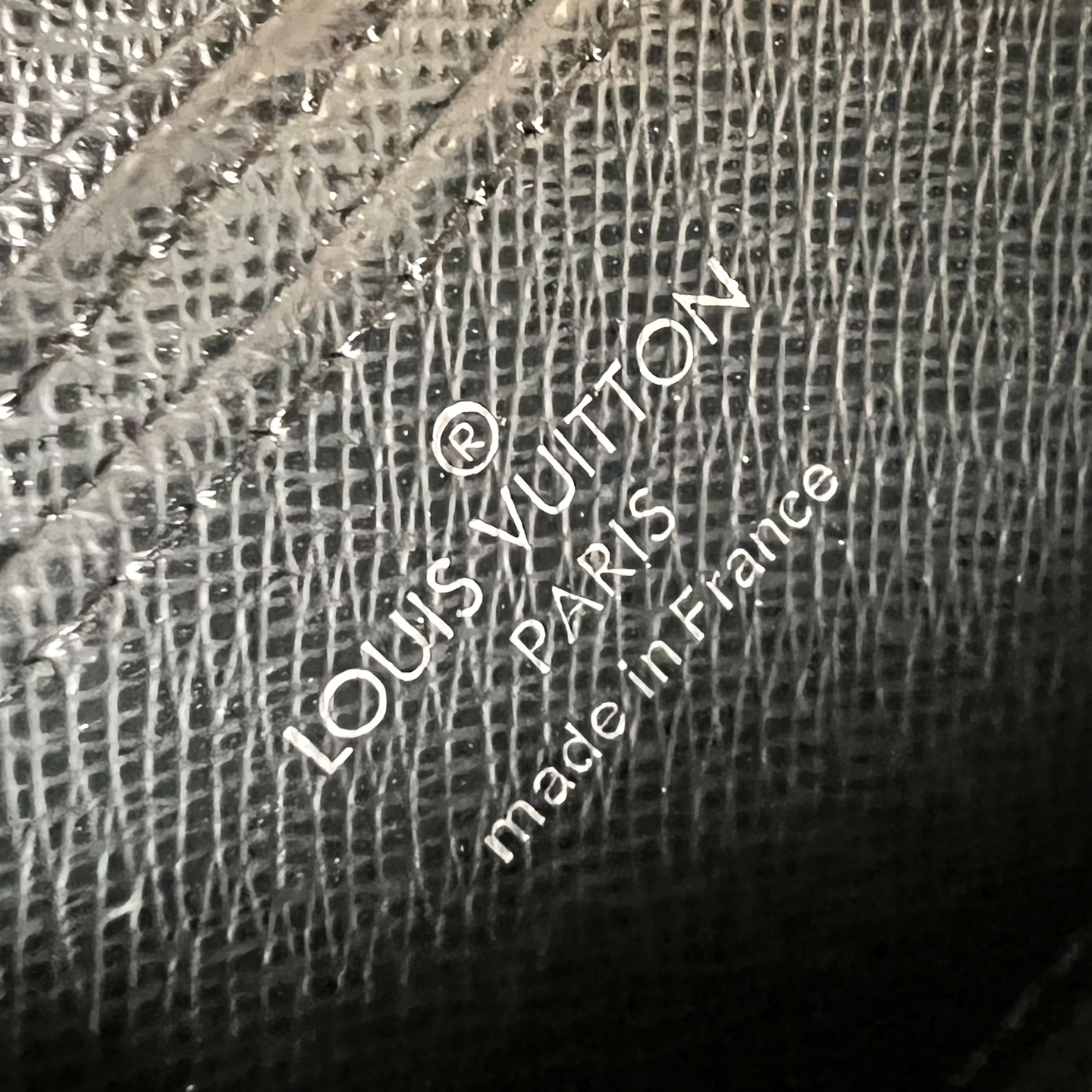 芯片版M30511十字纹 這款小巧實用的直式拉鏈零錢包以剛陽的Monogram Eclipse帆布製作